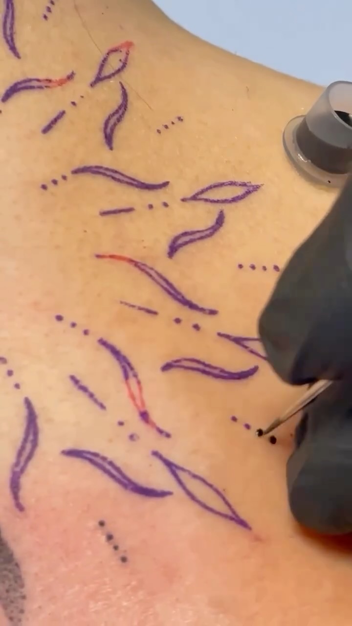  יש אצלנו ברחוב היוצרים לא מעט הפתעות תכירו - ליאור רובין, מקעקע ומורה לקעקועים בשיטת ההנדפוק.
מייסד ״קעקוע של סיפור״ - גישה שמחברת בין אומנות, גוף ונפש.
קעקועים עבורו הם לא רק ציור על העור.. זה מפגש אנושי מרתק, שמביא איתו תהליך של יצירה דרך הסיפור האישי.
@lior.rubin_