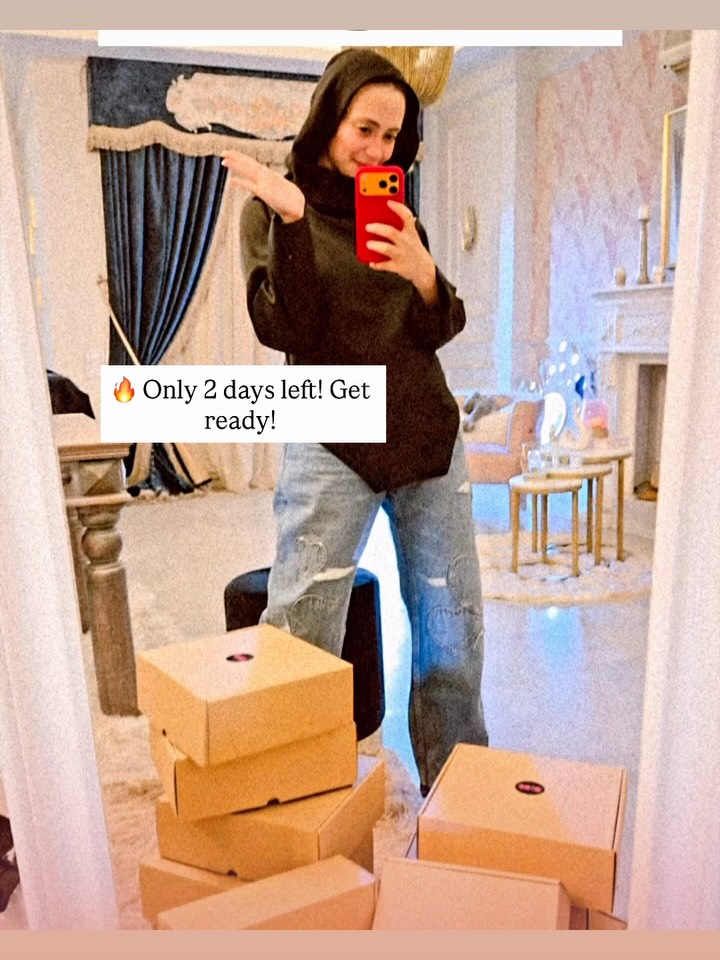 ๐ค๐ค๐คโค๏ธโ๐ฅ
โณ 2 days leftโฆ
Guess whatโs inside the boxes? ๐
Guess the colorsโฆ ๐จ
An exclusive drop @cherryontop.ex โจ
A brand new design Iโve worked so hard on โ and itโs finally ready for you.
Stay tuned ๐ค๐ค๐คโค๏ธโ๐ฅ
.
.
.
.
#bycherwinewakeb #cheryontop #belts #newdesign #hijabfashion