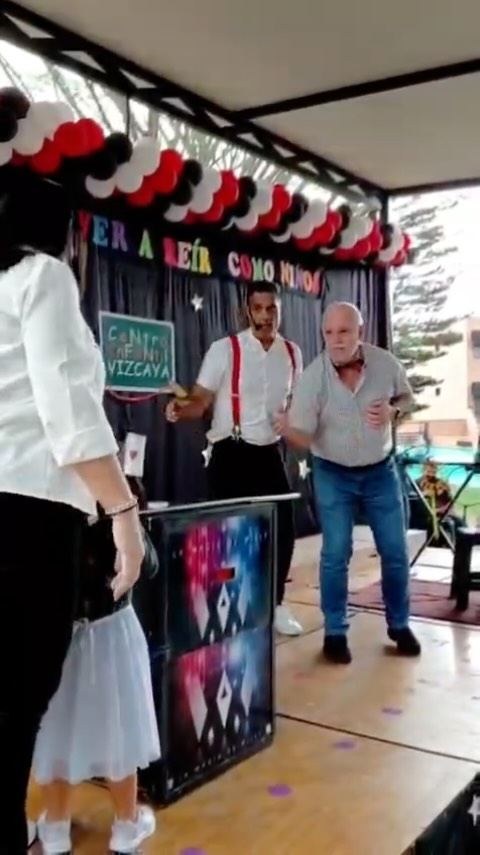 😊Nuestra celebración del Día de los Abuelitos fue un éxito total, lleno de risas, aplausos y mucha ilusión.
Nos encantó ver la casa llena de abuelos y bisabuelos que vinieron a compartir con nosotros; su presencia y su alegría fueron el alma de este evento tan esperado❤️
¡Fue un honor ser testigos de esa conexión única entre los pequeños y sus raíces!👩🦳
Les dejamos este pequeño resumen del 24 de abril, donde resaltamos el increíble talento de nuestros alumnos y esos momentos de "magia de reír como niños" que tanto disfrutamos😊
¡Gracias por acompañarnos!