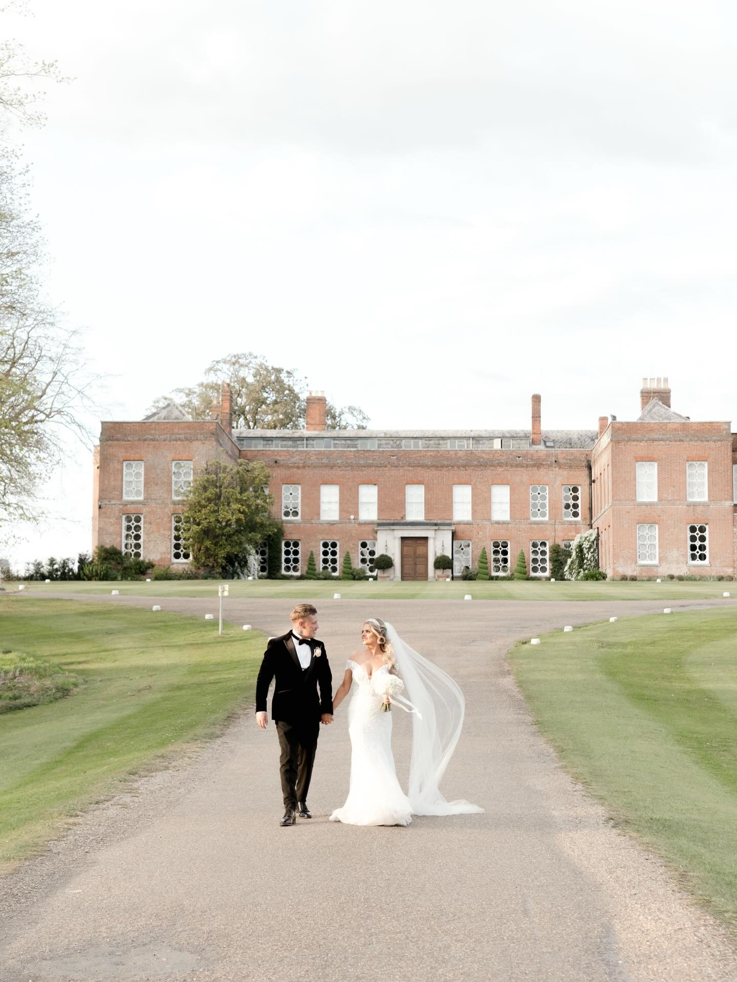 WARNING ‼️
This wedding is far too gorgeous and may cause you to smile too much!
Look away if you don’t want to see beautiful images!
Venue @braxtedparkweddings
Hair @bridalhairbymarina
Photos @ivorywhitewedding
Flowers @violetandflo
Braxted park giving the perfect backdrop 👌🏻
#braxtedparkweddings #essexweddingphotographer #essexweddingvenue #essexweddingvideographer essexweddingfilm