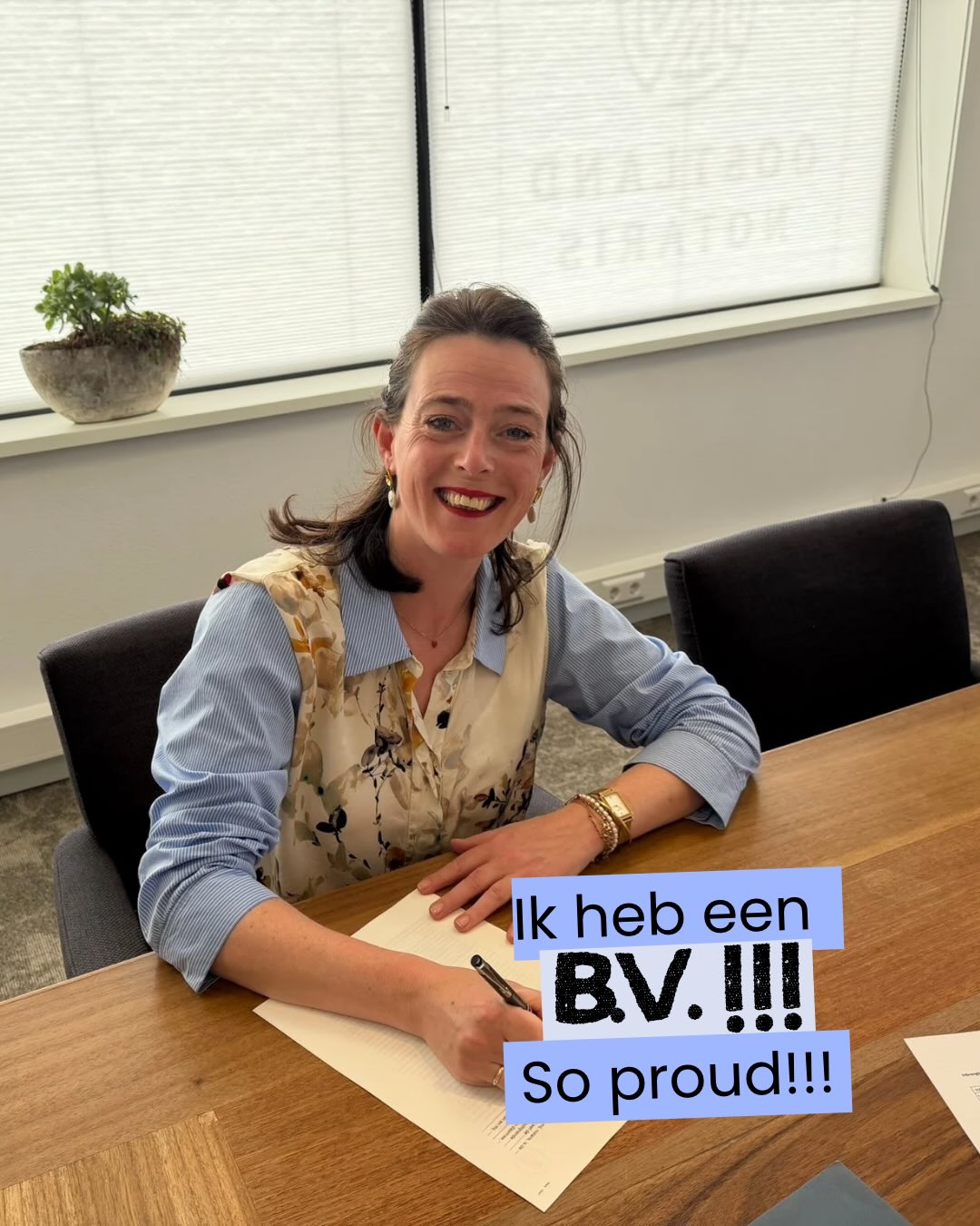 Yessss eindelijk is het rond!
Per 1 januari 2026 is mijn eenmanszaak een B.V. geworden! Renée van Eijk - in & over onderwijs B.V. Wat een nieuws! Het voelde zo ontzettend spannend terwijl het in werkelijkheid juist een minder spannende rechtsvorm is.
Wat is er veranderd nu ik een B.V. heb? Los van dat ik het supercool en zakelijk professioneel vind qua uitstraling, is er niet zo heel veel veranderd. Ik ben eigenlijk weer in loondienst, maar dan mijn eigen B.V., waar ik zelf de DGA (Directeur Groot-Aandeelhouder, nogmaals: cool toch?) van ben. Op al mijn officiële communicatie staat nu een andere naamgeving. Ik ben niet langer persoonlijk aansprakelijk en ik betaal andere belastingen vanaf dit kalenderjaar.
Wat is er niet veranderd nu ik een B.V. heb? Ik blijf dezelfde diensten verlenen als hiervoor. Ik en mijn associates trainen vanuit Renée van Eijk - in & over onderwijs B.V. (ja ik noem het expres nog een keer voluit want ik kan het blijven zeggen: zo tof!). We trainen schoolteams en soms individuele leraren in Close Reading, EDI, Teach like a champion, leesmotivatie en het geven van goed onderwijs. Dit doen we door studiedagen te verzorgen, observaties uit te voeren en allerlei vormen van good practice in te zetten. Je kunt ook nog steeds terecht in de webshop en bent zoals altijd welkom bij de webinars.
Van leraar tot ondernemer. De afgelopen 10 jaar is mijn eenmanszaak uitgegroeid tot een B.V. en daar ben ik maar wat trots op!