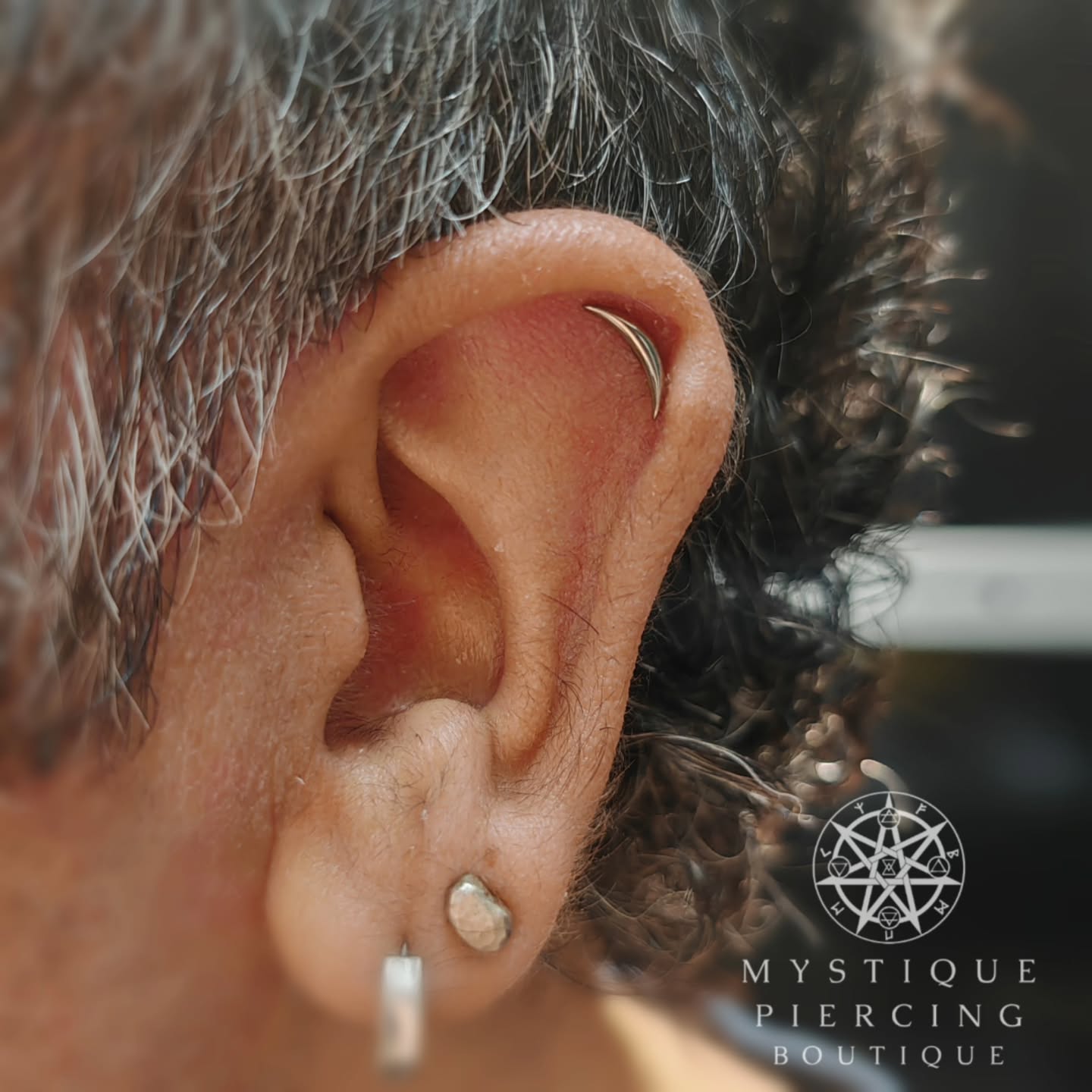 We and our clients love how versatile Slash from @tremunpiercing is.
An awesome upgrade at follow up appointment this morning π
