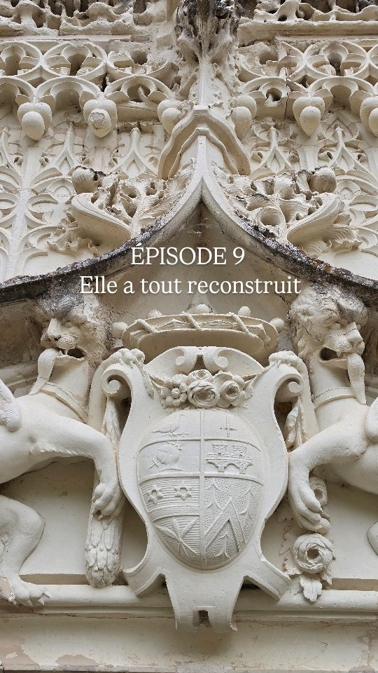 Après les drames… elle transforme tout.
En 1923, Charlotte de La Trémoïlle prend possession de La Villaumaire et décide de redonner vie au château, pièce après pièce.
Volumes, lumière, mobilier… rien n’est laissé au hasard.
Jusqu’à en faire un véritable lieu de vie… chargé d’histoire.
#chateau #histoiredefrance #patrimoine #storytelling #vieilledemeure
