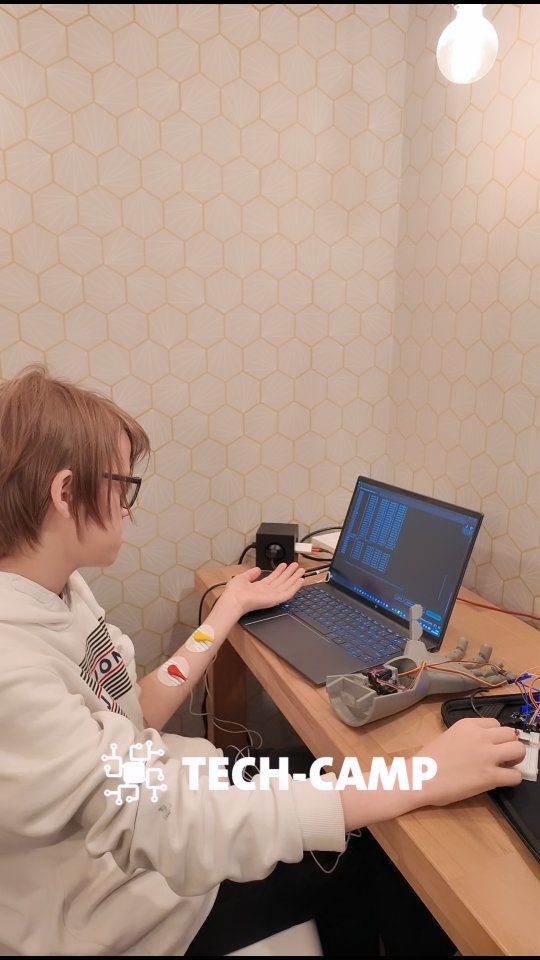 Zukunftstechnologie wird Realität 🦾
Ein Jugendlicher hat die künstliche Hand aufgebaut, verkabelt und mit einem trainierten KI-Modul verbunden. Das System arbeitet mit einem Random Forest Modell, verarbeitet die elektrischen Signale der Muskelaktivität und übersetzt sie in Echtzeit in Bewegungen.
Rund 80% Genauigkeit und ein funktionierendes Zusammenspiel aus Hardware, Software und Künstlicher Intelligenz. Mit noch besseren Trainingsdaten lässt sich die Reaktionsgeschwindigkeit und Präzision weiter steigern. Genau das ist Teil des Entwicklungsprozesses.
Hier geht es nicht nur um Technik, sondern um echte Berufsorientierung. Die Jugendlichen erleben, wie Anwendungen aus den Bereichen MedTech, KI und Robotik entstehen und entwickeln dabei Zukunftskompetenzen wie Problemlösung, analytisches Denken, Teamarbeit und strukturiertes Arbeiten.
Von der Idee zum funktionierenden System. Genau so entsteht Innovation.
#KünstlicheIntelligenz #Robotik #MedTech #MINT #MachineLearning