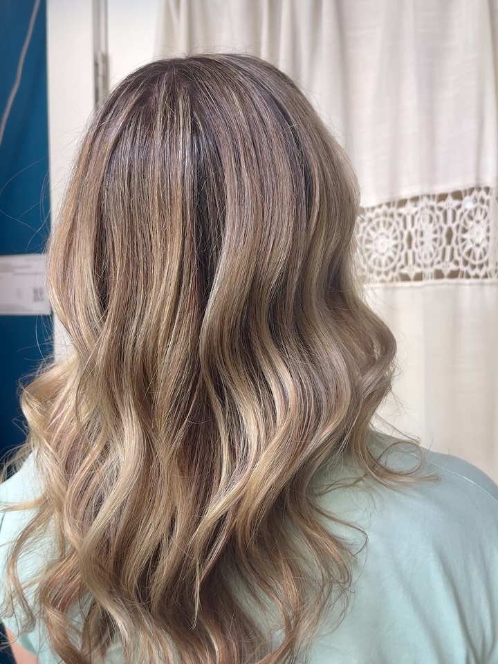 Swipe to see where we started ➡️✨
Lived-in, dimensional blonde with depth + brightness ✨
Achieved using Oway for a gentle lift + tone, keeping the hair’s integrity protected, hydrated, and shiny every step of the way 🌿
Link in BIO to book!
.
.
#inmyelement #stpetehair #owayorganics