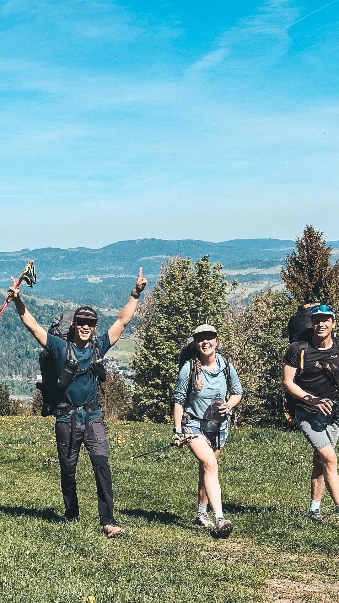 Andelsbuch Community Hike&Fly Recap 💫✨
Looking back to an amazing day with the WANDERBIRD Community🥹🫶
NEXT WANDERBIRD COMMUNITY HIKE&FLY
📍Westendorf, Austria
📅20.06.2026 @bike_fly_festival_brixental
👉 Registration via the link in our bio!
#wanderbird #hikeandfly #community #paragliding #findyourpath