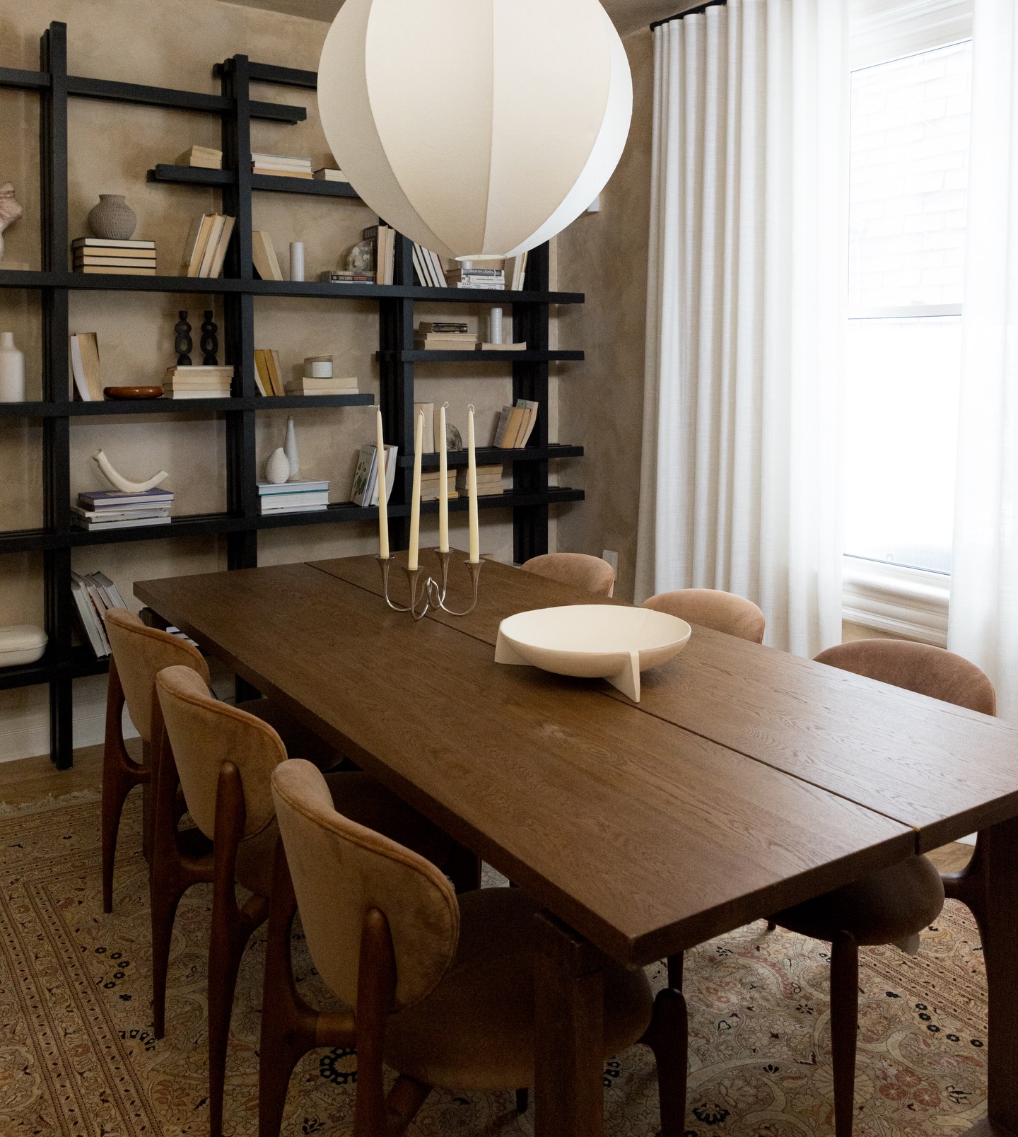The kind of space that makes you want to linger over dinner. 🙌🏻
#calmhome
#thoughtfuldesign
#interiordesign
#timelessspaces
#decor