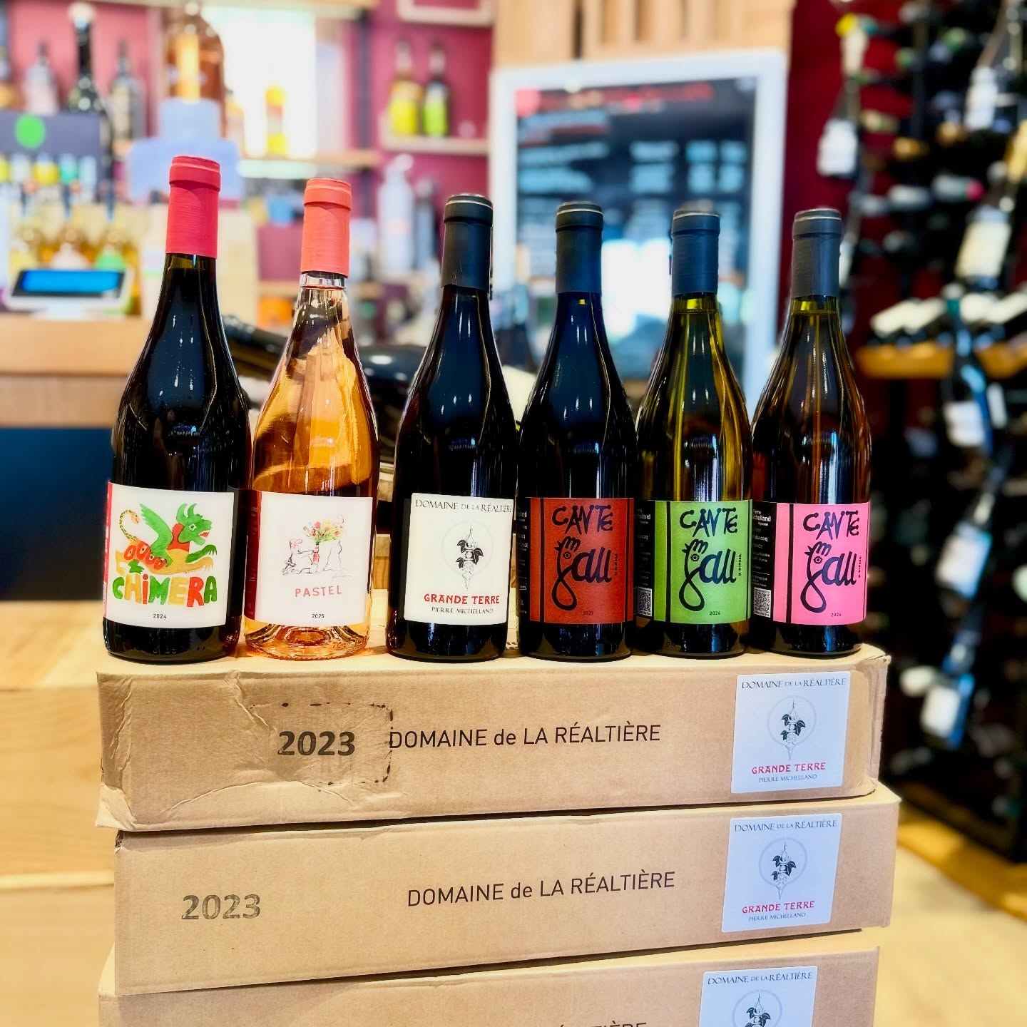 Et biiiiiim !
Nouveau domaine @lapauleecannes !
🚚🚚🚚
On part en Provence, à Rians dans l’appellation coteaux d’Aix , où Pierre Michelland fait des vins qui changent, des vins pleins de vie et de sourire, des vins qui rendent joyeux.
Pour vous j’ai choisi :
Les fameux Cante Gau sur les 3 couleurs reconnaissable à leur etiquetttes bien connues dans la région.
grande Terre , un rouge de grenache Carignan et Nebbiolo (oui oui du Nebbiolo)
Pastel , son rosé de fraîcheur.
Et enfin Chimera, cuvée éphémère s’il en est puisque sur 2024 le domaine a subi un gel historique où la récolte a été quasi anéantie.
@rougeprovence est venu à la rescousse et a permis au domaine de faire cette cuvée grâce à la solidarité des vignerons de l’association.
Une syrah Carignan juteux et pleine d’énergie !
À goûter de toute urgence !
Je suis très heureux de pouvoir proposer les vins de Pierre dans ma cave. Et j’ai trop hâte d’avoir les 1ers retours.
#fiercommeunbartabac
#provence #marcheforville #cannes #winelover
L’abus d’alcool est dangereux pour la santé, à consommer avec modération.