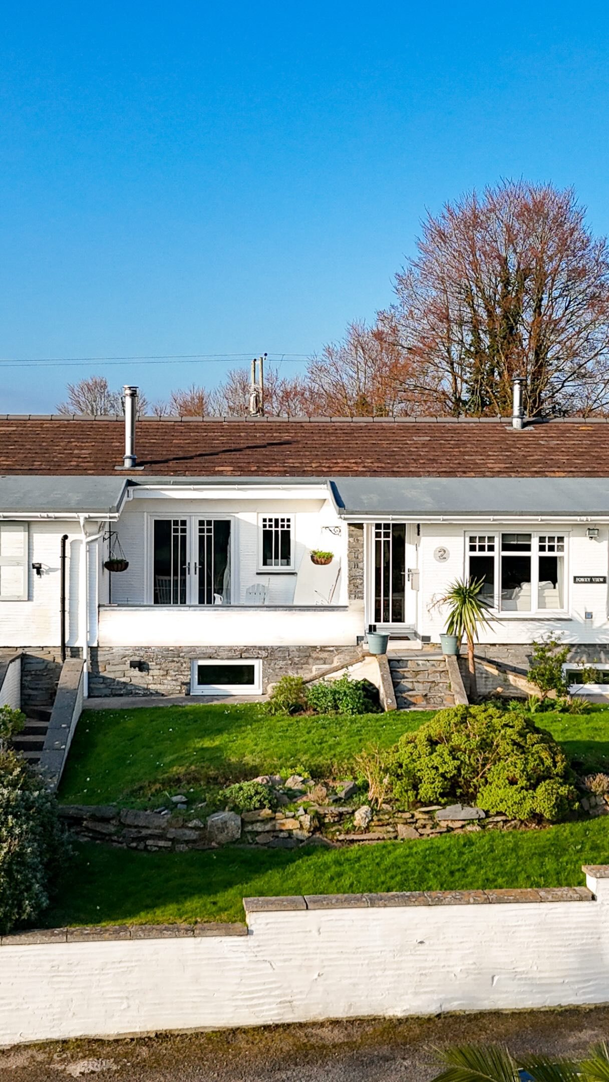 📍Bodinnick Heights, Bodinnick
🏠 £750,000
This idyllic home is a beautifully presented detached house set in an elevated position within this sought-after riverside village across from Fowey. Designed for modern family living, the property blends contemporary comfort with subtle coastal charm, all framed by far-reaching views across open fields.
To enquire about this property, please call our Fowey Branch on 01726 217888 📞
#cornwallliving #cornishestateagents #propertiesforsale
