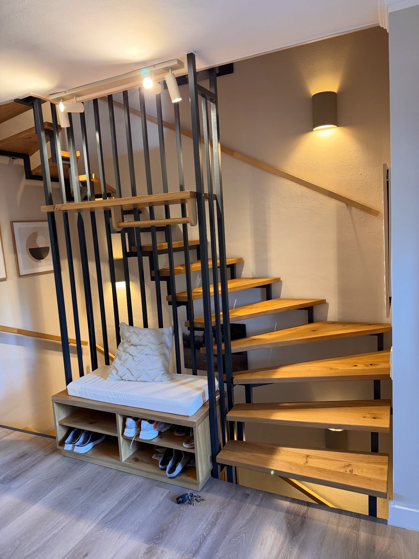 ✨ Neues Treppen-Upgrade ✨
Aus Alt mach Modern!
Die alten Treppenstufen wurden durch hochwertige Eichenstufen ersetzt und verleihen dem gesamten Eingangsbereich jetzt eine warme und zeitlose Optik. 🌿🪵
Zusätzlich haben wir passende Eiche-Handläufe montiert, die perfekt mit dem modernen Stahlgeländer harmonieren. Das Ergebnis: eine stilvolle Kombination aus natürlichem Holz und modernem Design.
✔️ Maßgefertigte Eichenstufen
✔️ Neue Eiche-Handläufe
✔️ Modernes Stahl-Holz-Design
✔️ Hochwertige Verarbeitung
Was sagt ihr zu diesem neuen Look? 👌 #eiche#handmade#ausaltmachschön