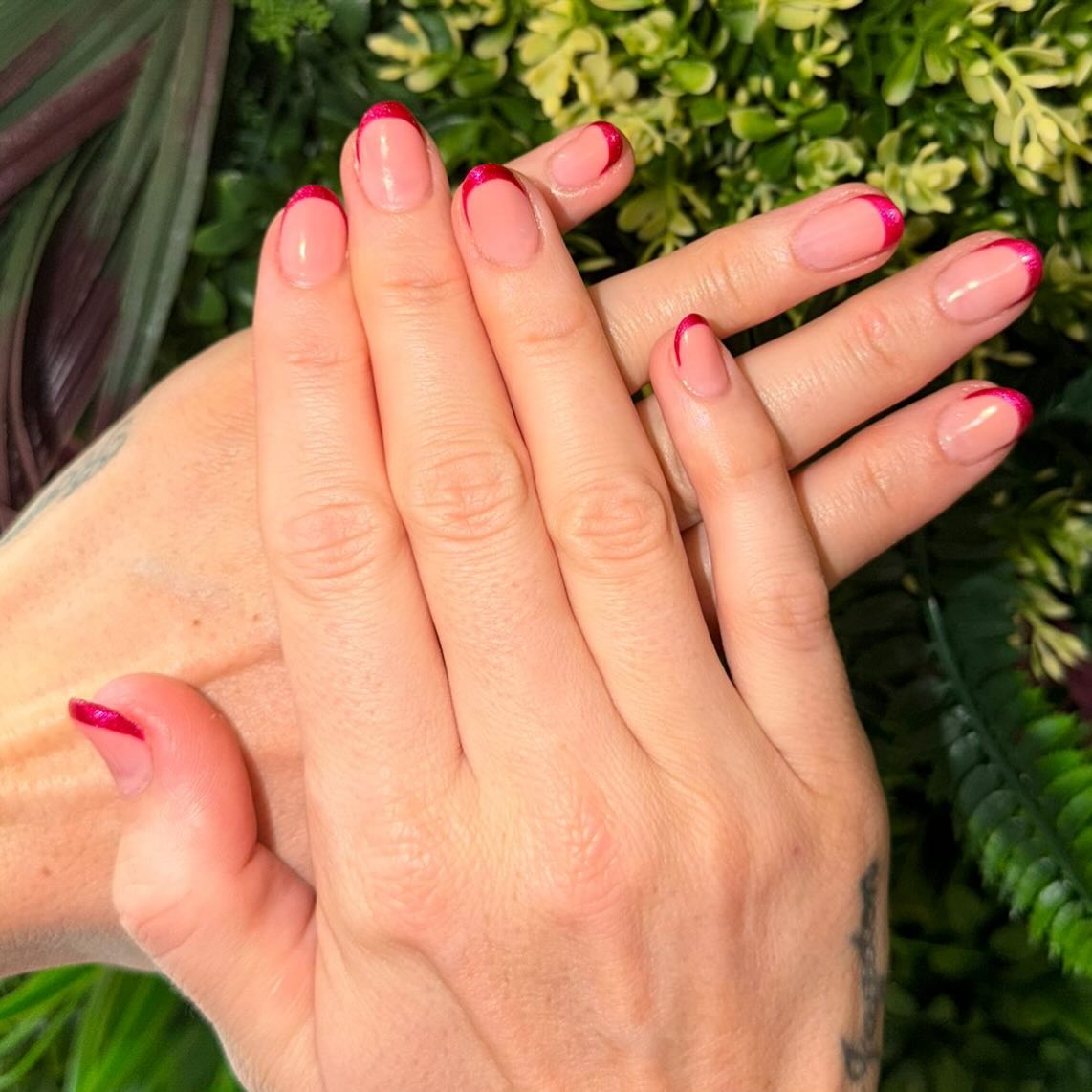 Pretty in pink, but make it French 💅💗
A soft blush pink base paired with vibrant hot pink French tips for a fresh, feminine twist on a classic. Clean, glossy, and effortlessly chic.
Created by senior beautician Jemma ✨