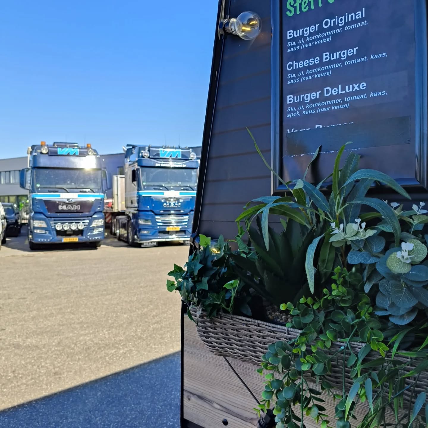 Vandaag staan we met onze hamburger foodtruck bij Jan Volmer Transport voor een gezellig intern feestje! 🍔🚚
De grill staat aan en we serveren heerlijke broodjes hamburger, vers bereid en boordevol smaak. Natuurlijk mogen onze knapperige puntzakken verse friet ook niet ontbreken! 🍟