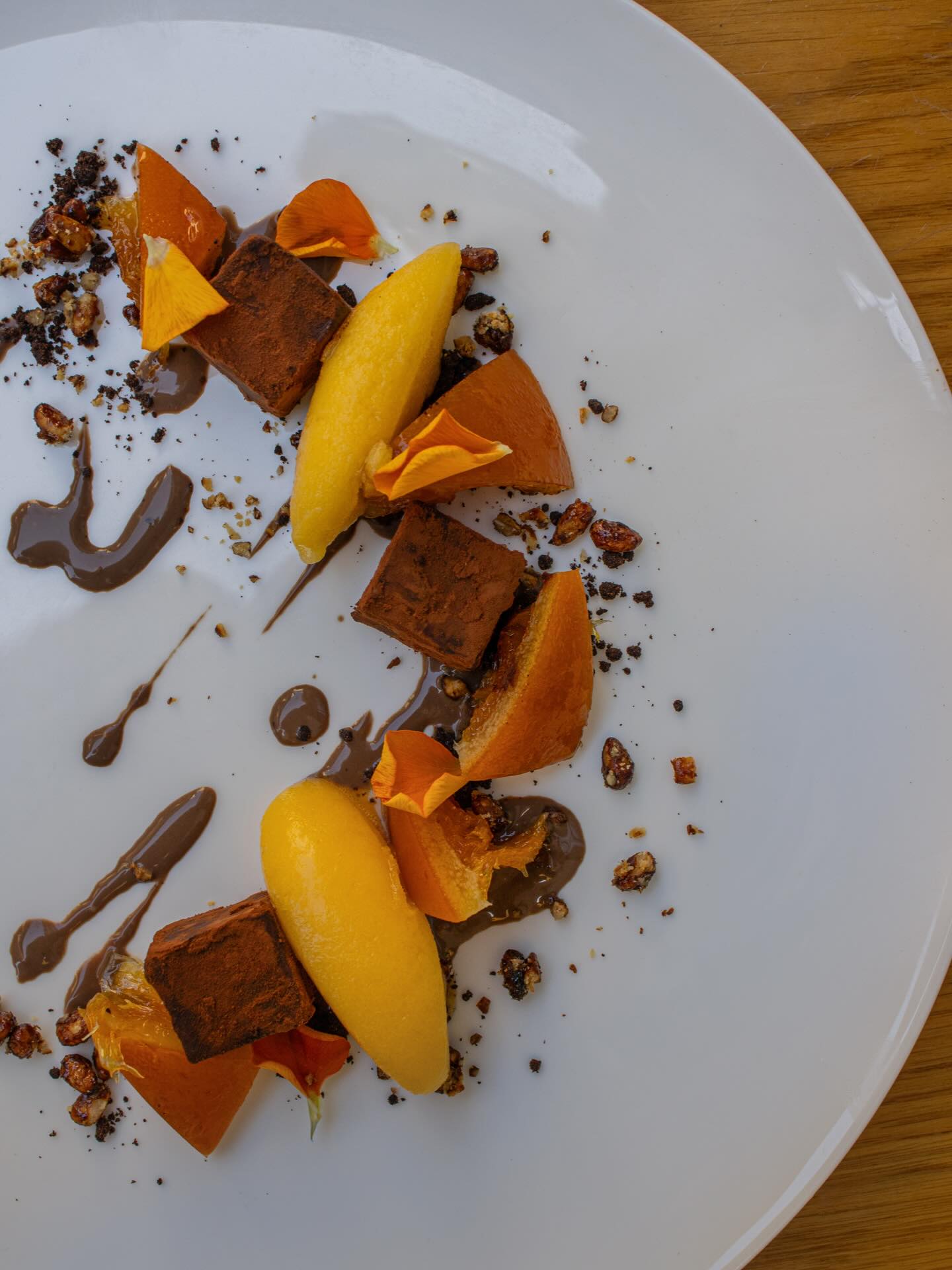 Une douceur intense où le chocolat noir rencontre la fraîcheur des agrumes, pour une fin de repas tout en contraste et en gourmandise 🍫🍊
‣ Réservez votre table sur www.larazur.fr