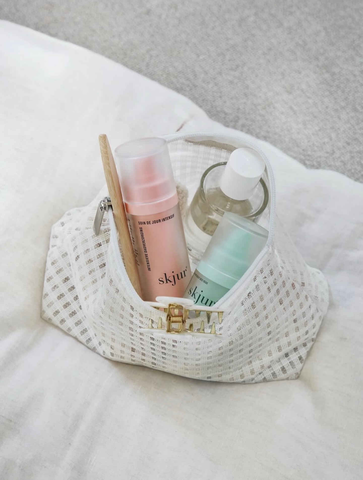 What’s in my bag but make it spring essentials 🌸
Leichte Pflege, die meine Haut beruhigt, schützt und zum Strahlen bringt. Weniger Produkte, mehr Wirkung, genau das, was ich gerade brauche.
Das sind die Essentials, die ich wirklich jeden Tag dabei habe.
Was ist dein Must have? ✨
→ www.skjur.shop
#whatsinmybag #skincareessentials #cleanbeauty #glowhaut #selfcare