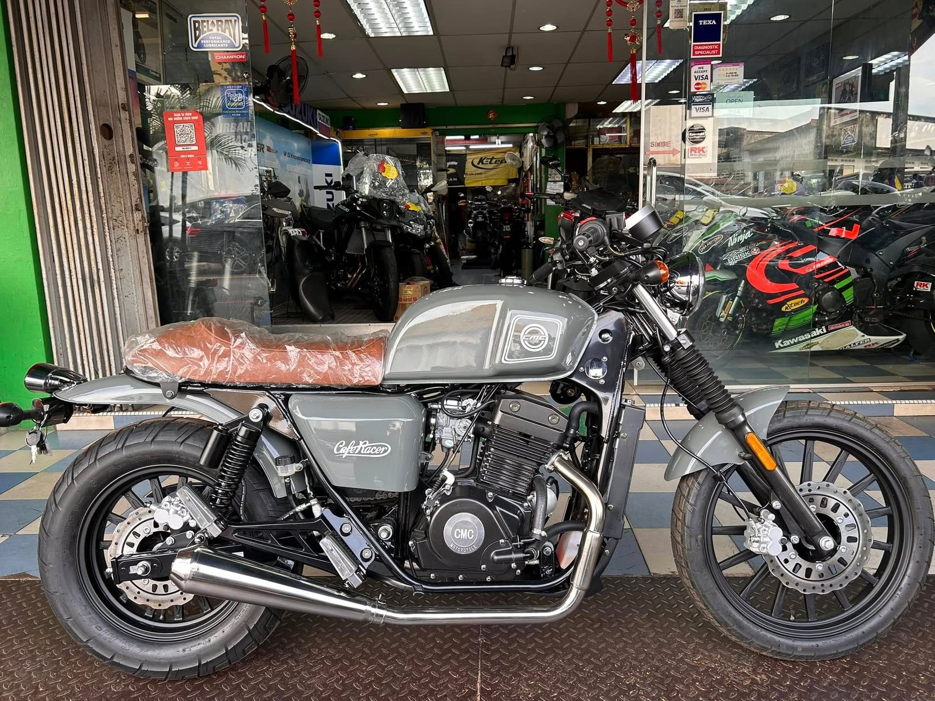 HOT TRADE IN !!! 2026 CMC CAFE DAYTONA 250 !!!! READY STOCK !!!ORIGINAL CONDITION !!! VIEW TO BELIEVE..!!! BRAND NEW CAFE RETRO!!!😍👍
BRAND: CMC
MODEL: DAYTONA CAFE 250
YEAR: 2026
REGISTERED: BARU
PRICE : RM 14,800
%%%%%^
MIN DOWNPAYMENT RM 2500
LOAN UP TO 7 YEARS/TAHUN
LOWEST INTEREST RATES % or above
****T&C APPLY ****
AVAILABLE 👍👍
MAYBANK ✅CREDIT CARD 0% INSTALLMENT SCHEME ✅
CALL OR WHATSAPP FOR FULL DETAILS 👌👌T&C APPLY
LOAN APPLICATION REQUIRED DOCUMENTS
-EMPLOYED APPLICANT
1) IC
2) 3 MONTHS LATEST PAYSLIPS
3) 3 MONTHS BANKSTATEMENT
4) EPF
SELF EMPLOYED APPLICANT
1) SSM
2) 6 MONTHS LATEST COMPANY BANKSTATEMENT
***T&C APPLY***
FREE ITEMS 🎁
HELMET
RIDING JACKET
DISC LOCK
2x LABOUR FREE SERVICES
***********************************
Contact us before its too late ✅
CHIA MOTOR SDN BHD
WhatsApp - 0173322302
Email - chiamotorracing@yahoo.com
Tel: 03-78765497☎️
🌎Address: No. 17, Road 21/17, S.E.A Park 46300 Petaling Jaya, Selangor.
Facebook : chia motor sdn bhd
Office hour: Monday - Saturday 9:00am - 7:00pm
Sunday - Closed
CHIA MOTOR SDN BHD is a company that runs High Power Motor deal since 1967.
WE PROVIDE MOTORCYCLES SERVICES SUCH AS
BUYING/SELLING / TRADE-IN / SERVICE & REPAIR / TOWING BREAKDOWN / ACCIDENT CLAIM / RIDING GEAR & ACCESSORIES ✅🔧🤝
Why buy from us?
Chia Motor being Operating Motorcycles dealers Since 1967 and Authorised dealers such as Kawasaki , Suzuki , Alpinestars,Modenas . Own In -House Racing Team for more than 40 years. From Riding EXPERIENCE to Technical ADVISE… WE HERE TO CARE 🤝
1) Our shop is located in S.E.A Park (HQ) Petaling Jaya, Selangor.
2) Our shop has operated Over 55 Years
3) Specializing in Racing and high powered motorcycle excavation
4) Selling 100 % branded racing goods
Terms & Condition Apply
**** Price is subject to change without prior notice
**** Price above is not on the road
**** Price above is not subject to loan application