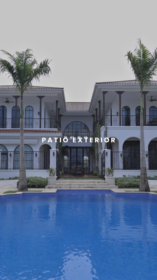 Abordamos este proyecto desde una estética española con una visión resort. En la fachada posterior creamos un patio pensado para el disfrute, la atmósfera y un estilo de vida atemporal. Cada moldura, cada reja, cada lampar y detalle cuidadosamente curado por @dos.arch
We approached this project through a Spanish aesthetic with a resort-inspired vision, creating an outdoor patio designed for enjoyment, atmosphere, and a timeless lifestyle. Every molding, every fence, everh light, carefully curated by @dos.arch