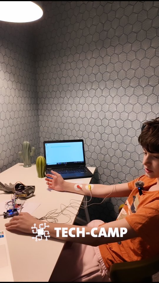 Zukunftstechnologie wird Realität 🦾
Ein Jugendlicher hat die künstliche Hand aufgebaut, verkabelt und mit einem trainierten KI-Modul verbunden. Das System arbeitet mit einem Random Forest Modell, verarbeitet die elektrischen Signale der Muskelaktivität und übersetzt sie in Echtzeit in Bewegungen.
Rund 80% Genauigkeit und ein funktionierendes Zusammenspiel aus Hardware, Software und Künstlicher Intelligenz.
Beim Testen hat sich ein Servo überdreht, weil der Winkel falsch eingestellt war. Fehler erkannt, Ursache analysiert und danach das Ergebnis selbstbewusst präsentiert.
Hier geht es nicht nur um Technik, sondern um echte Berufsorientierung. Die Jugendlichen erleben, wie Anwendungen aus MedTech, KI und Robotik entstehen und entwickeln dabei Zukunftskompetenzen wie Problemlösung, analytisches Denken, Teamarbeit und strukturiertes Arbeiten.
Von der Idee zum funktionierenden System. Genau so entsteht Innovation.
#KünstlicheIntelligenz #Robotik #MedTech #MINT #MachineLearning