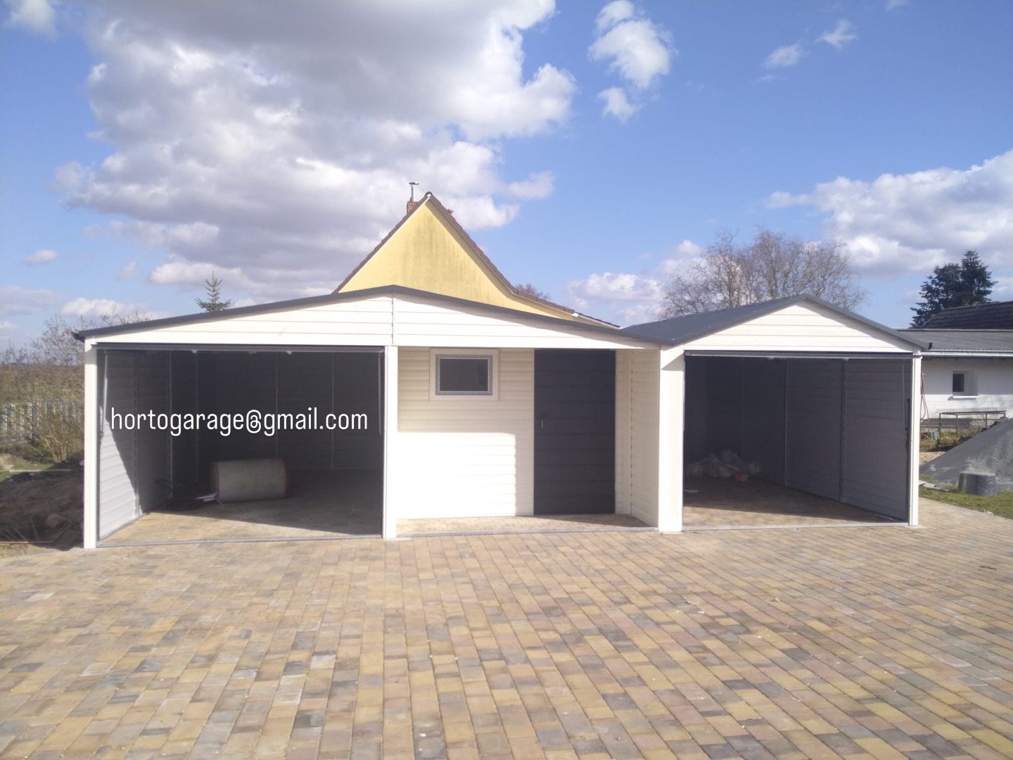 Wir präsentieren unsere Garage.
📏Abmessungen
* Gesamtbreite: 8,5 m
* Tiefe: 6 m
* Firsthöhe: 2,8 m
Farbgebung:
* Wände in hellem Creme
* Tore und Ecken in Graphit
* Das Dach ist ebenfalls in einem Graphitfarbton gehalten
🚪🔩Konstruktion:
Die Garage ist in Stahlrahmenbauweise gefertigt. Die Verkleidung besteht aus horizontalen Blechpaneelen. Das Dach ist als Satteldach ausgeführt, was den Abfluss von Wasser und Schnee verbessert.
✅Vorteile:
* modernes Erscheinungsbild
* zwei Stellplätze erhöhen die Funktionalität
* breite Einfahrten erleichtern das Einparken
* Das Satteldach bewährt sich bei Niederschlägen
🚗🧰🎿Nutzung:
* Platz für zwei PKWs
* Garage + Werkstatt oder Werkzeuglager
* Stauraum für Fahrräder, Gartengeräte, Reifen und Zubehör
* kleiner Wirtschaftsraum am Haus oder im Betrieb
💻📲👨💻 eine ähnliche Garage oder andere Details wünschen, mailen Sie hortogarage@gmail.com, gehen Sie auf den Link in der Bio oder rufen Sie an
📞 +49 177 4242452
📞 +49 152 246 74 361