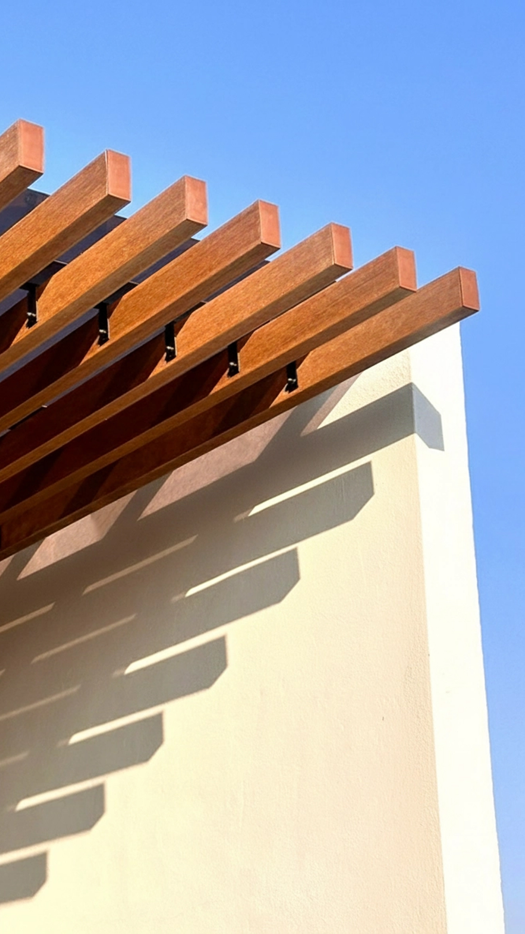 Este material está reemplazando la madera en exterior. 🪵✨
Las vigas WPC están diseñadas para aguantar lluvia, sol y diferentes cambios de temperatura. 🌧️☀️
A diferencia de la madera natural, no se deforman, no se decoloran fácilmente y no necesitan barnizado constante.
Esto las hace ideales para pérgolas, fachadas y techos exteriores.🏠
Además, mantienen un acabado tipo madera que aporta calidez al espacio.
Es una solución práctica para que tus exteriores se vean bien por mucho tiempo.
Además, también hay opción para interior, pero eso te lo cuento en otro vídeo. 🎬
Síguenos para la segunda parte.
#CasaDecoración #Vigas #VigasWPC #DiseñoExterior #Pérgolas