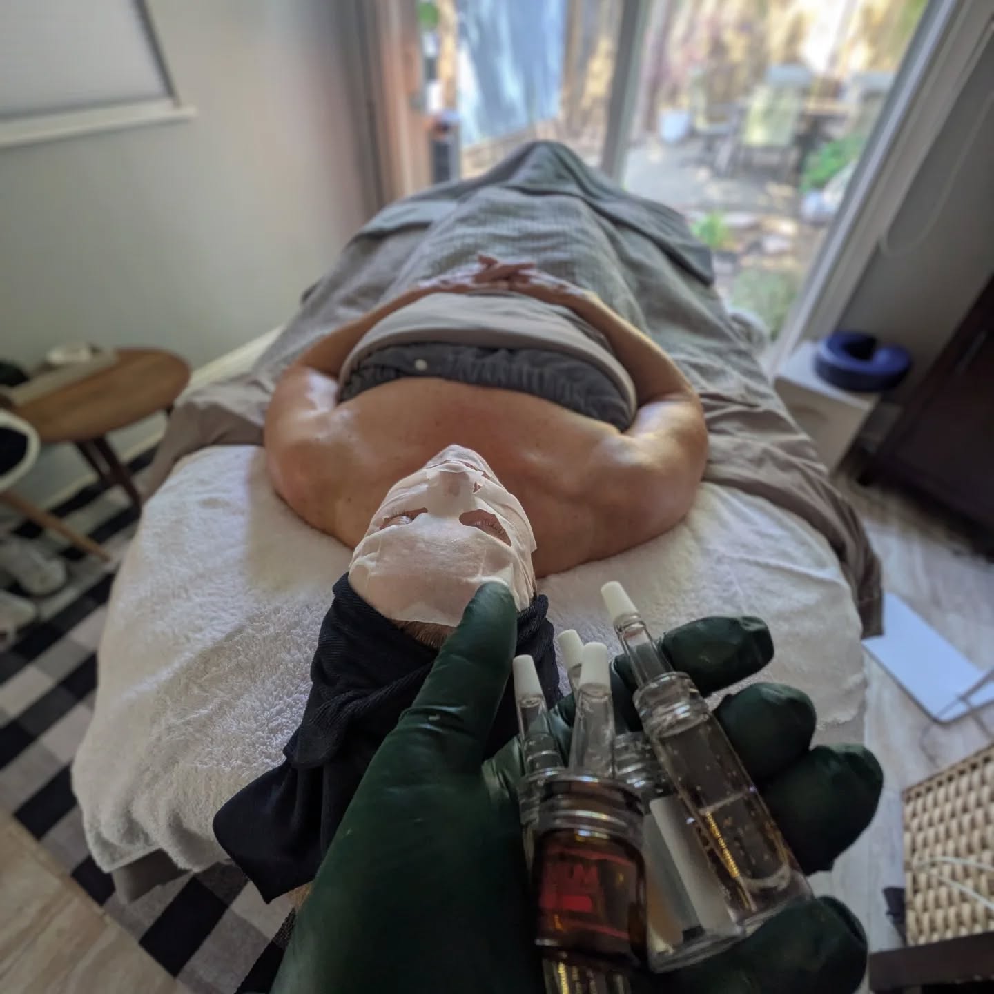 Serum cocktailing 🍸 = glowing healthy skin ✨
I just can't resist using ALL the serums. Especially when the mother of the bride comes to see me for a pre-wedding facial. 💍 💒
Santa Cruz-based esthetician here for all your special occasion skincare needs.