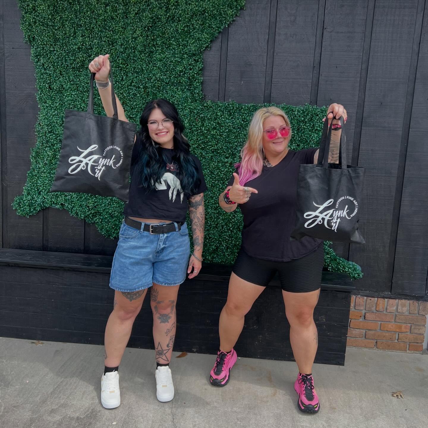 Please help me give Sammy and Nikki the warmest welcome to Lynk Art Studio!! šš§” šš½šØšš§æ
We are so exited to have you both join our team!š± #LETSLYNKUP šāØ