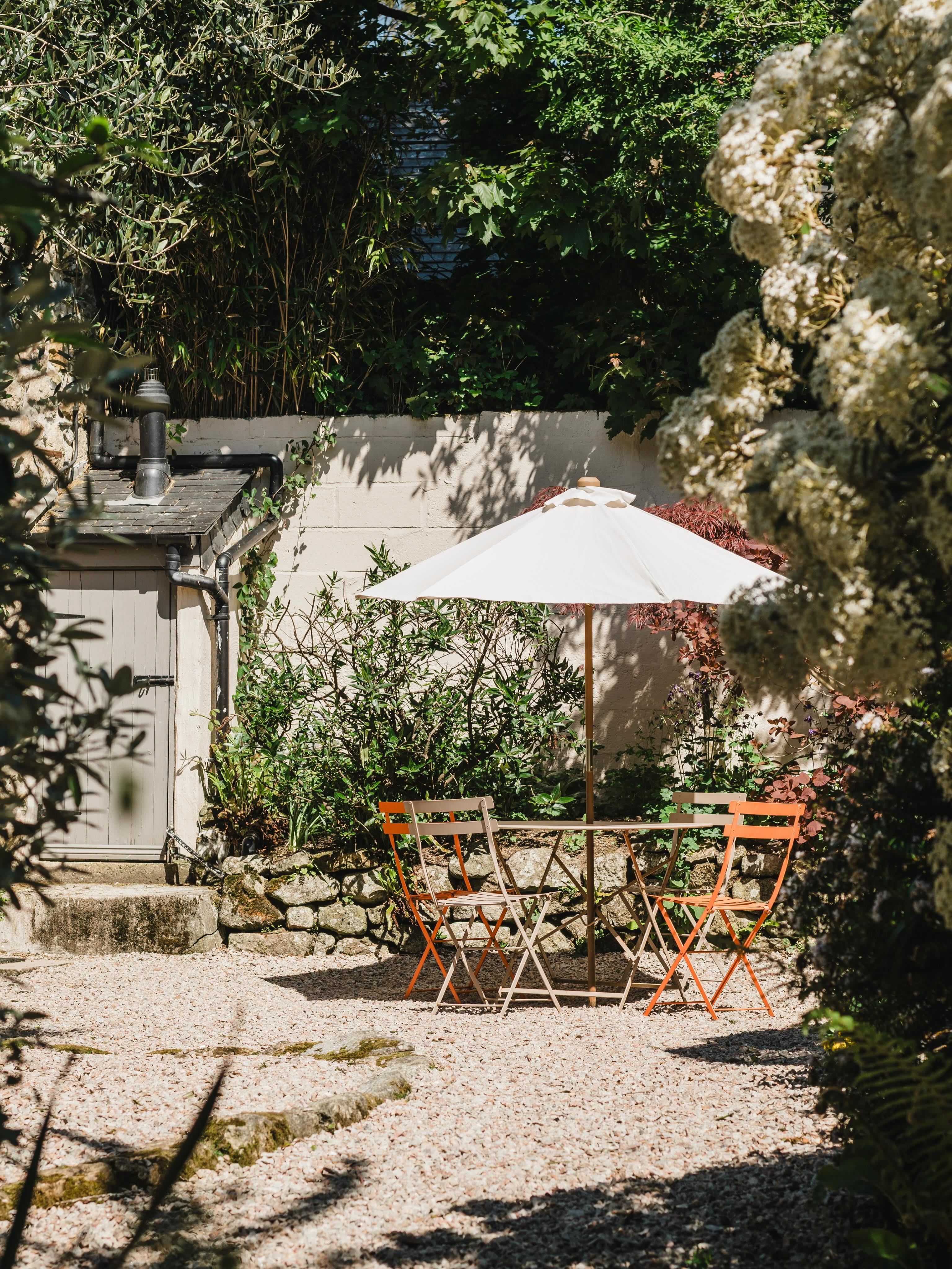 The little courtyard outside Carter's Croft is a suntrap, perfect for alfresco dining. #selfcatering #selfcateringcornwall #middlecolenso #cornwallholiday #explorecornwall