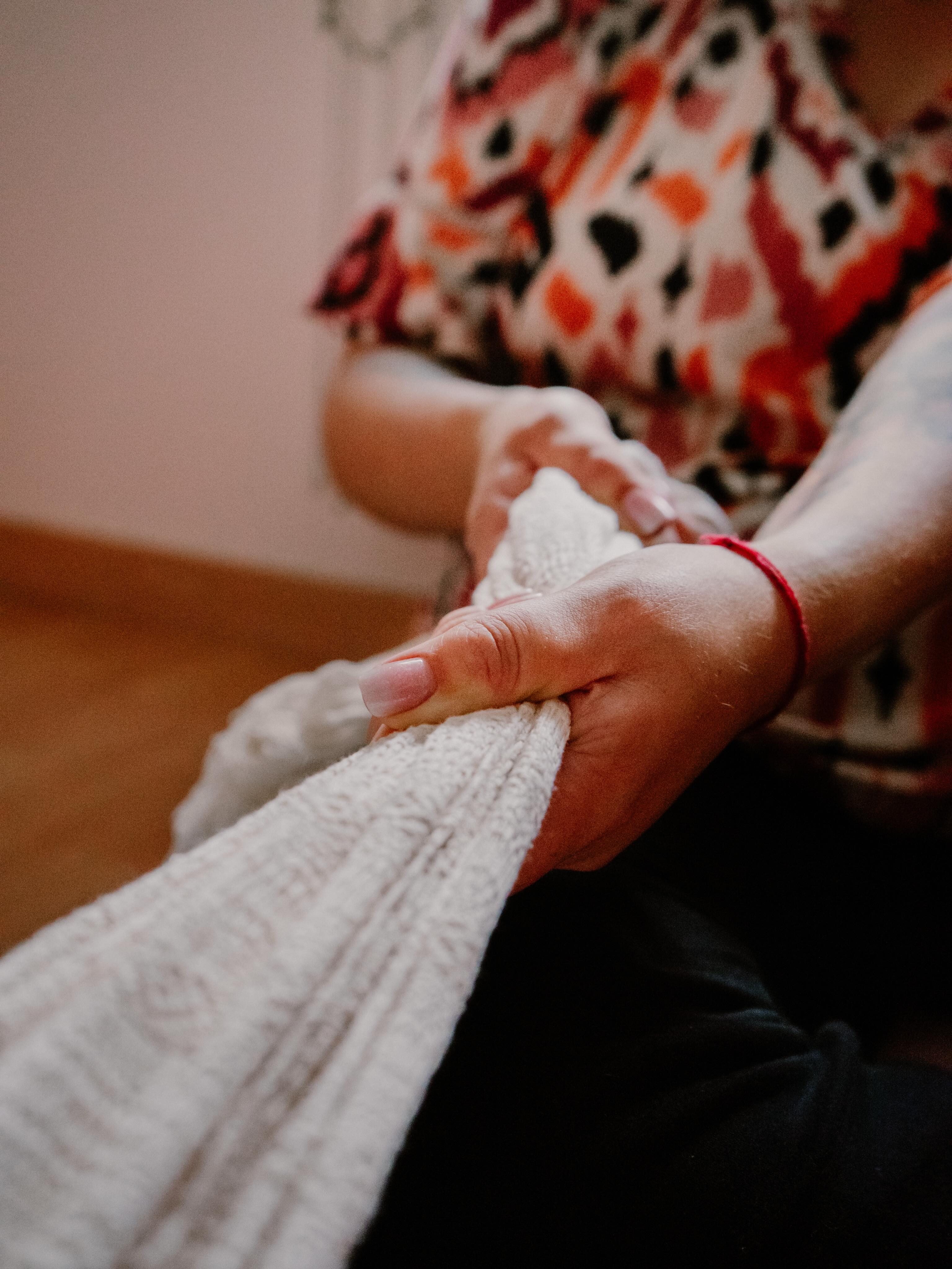 ✨ Après la naissance, prendre soin de soi compte aussi.
Le corps a traversé beaucoup. Le quotidien avec bébé demande de l’énergie, de l’adaptation, et il reste parfois peu de place pour soi.
Le massage Rebozo proposé comme un moment de détente et de recentrage.
Il se pratique avec des Rebozo uniquement, sans contact direct des mains sur le corps. Les bercements et enveloppements apportés par le tissu permettent un relâchement en douceur, dans le respect du rythme de chacune.
C’est un temps pour se poser, respirer et relâcher les tensions du quotidien, sans rien avoir à faire, simplement recevoir.
➡️ Massage à visée non therapeuthique.
📩 Infos et tarifs sur mon site (lien dans ma bio). Des questions ? Reendez-vous en mp.
_________
#bebe #bebe2026 #jeunesparents #parentalite #maternite