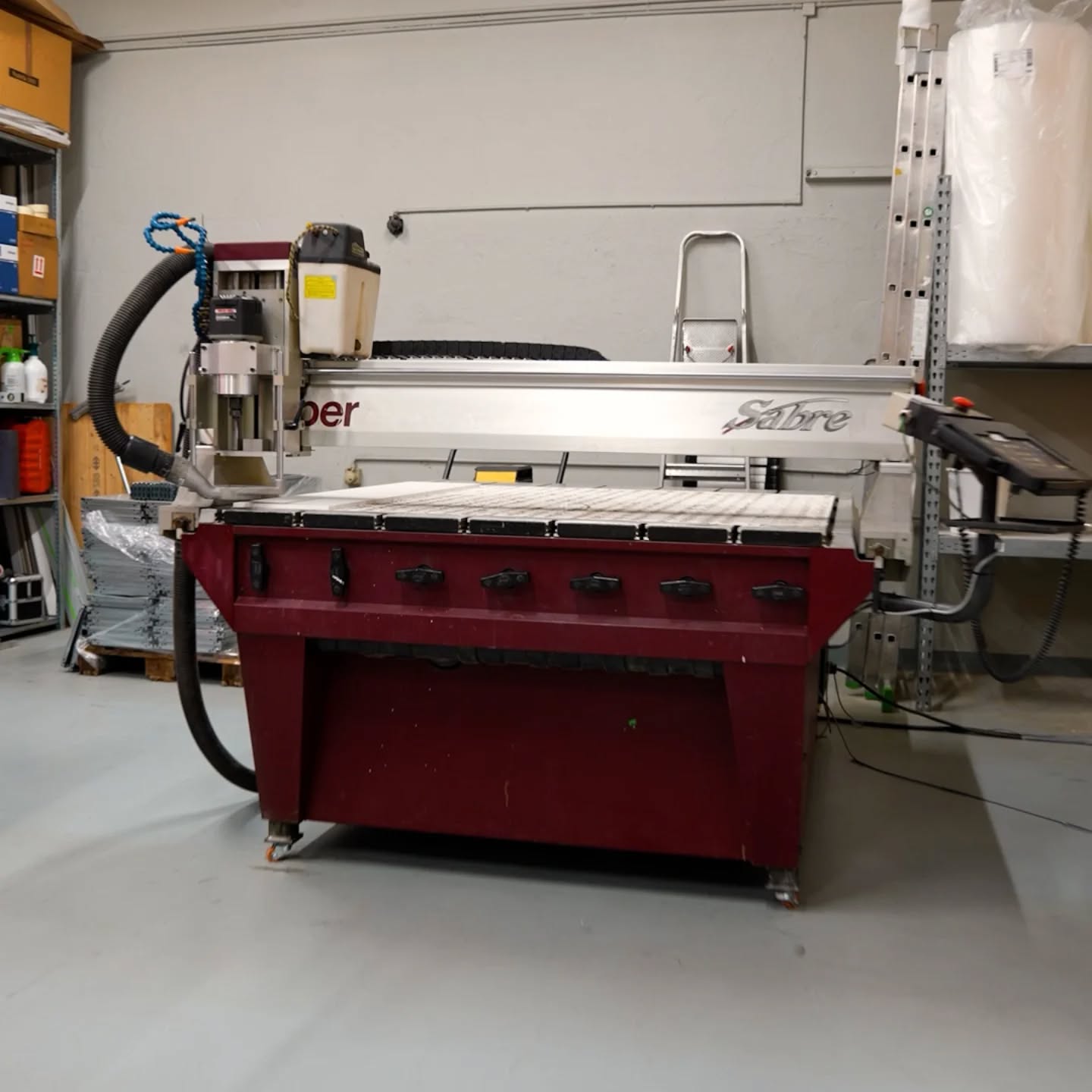 Au cœur de notre atelier, notre fraiseuse numérique CNC haute performance nous permet de réaliser des pièces sur mesure avec une précision exceptionnelle. Grâce à un savoir-faire technique, nous accompagnons professionnels et particuliers dans la conception et la fabrication de projets uniques.