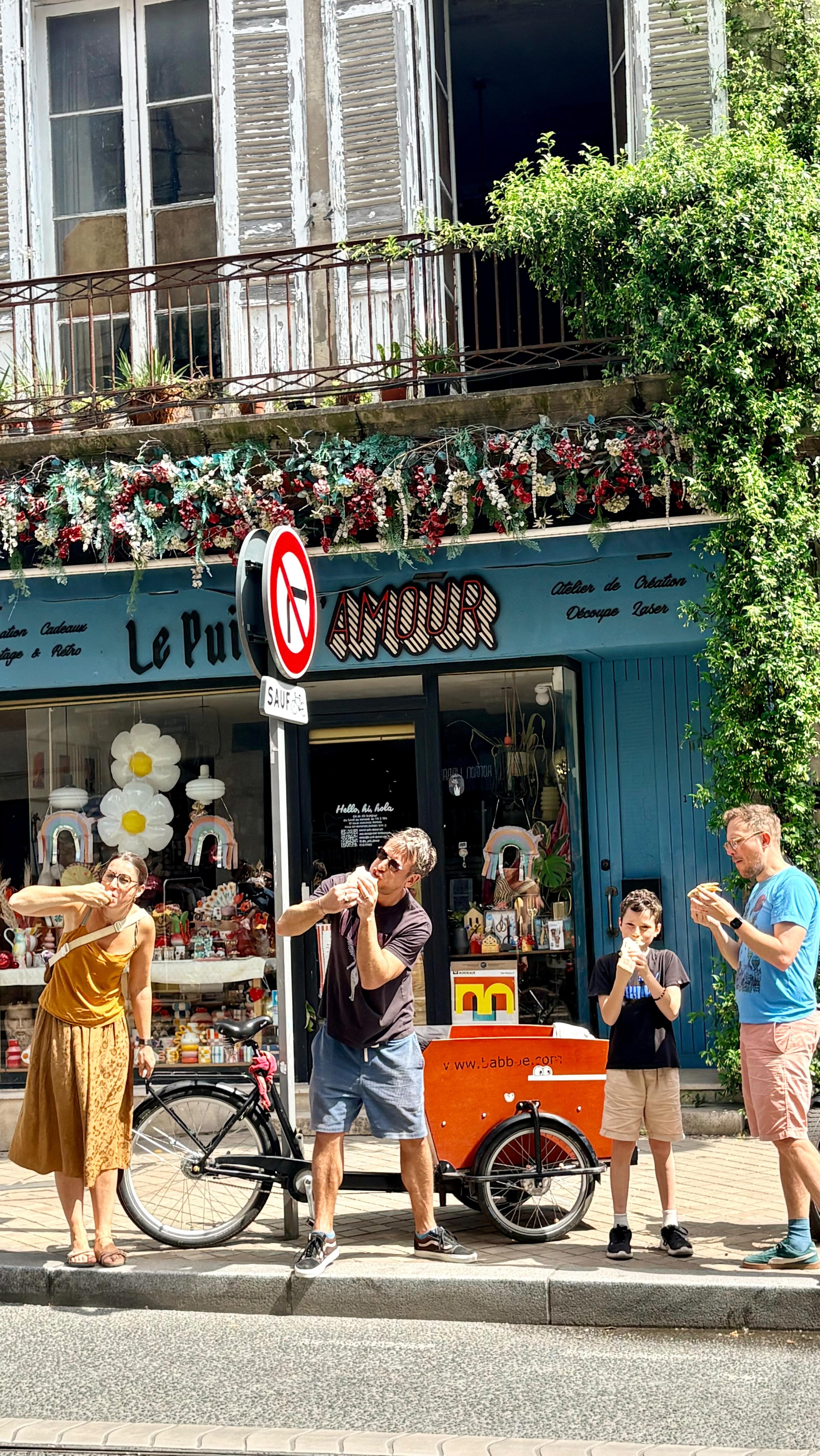 💛 Merci d’être venus si nombreux hier à notre grand vide grenier organisé avec notre association de quartier @vivrefondaudege 💛 avec le soutien de la mairie de Bordeaux @villedebordeaux
Quel bonheur cette journée ! La rue Fondaudège pleine de vie, des sourires, des trouvailles, des rencontres ✨
On a adoré partager ce moment avec vous 🫶
Merci pour votre énergie, votre curiosité et votre bonne humeur 🌼 Et merci au soleil ! 🌞
Autant vous dire que l’année prochaine, ça sera encore plus fou 😏
🕒 Aujourd’hui, la boutique est ouverte de 11h à 19h
📍 Le Puits d’Amour – Bordeaux quartier jardin public
On vous attend pour prolonger un peu la magie 💛
Toujours plus de love 💛