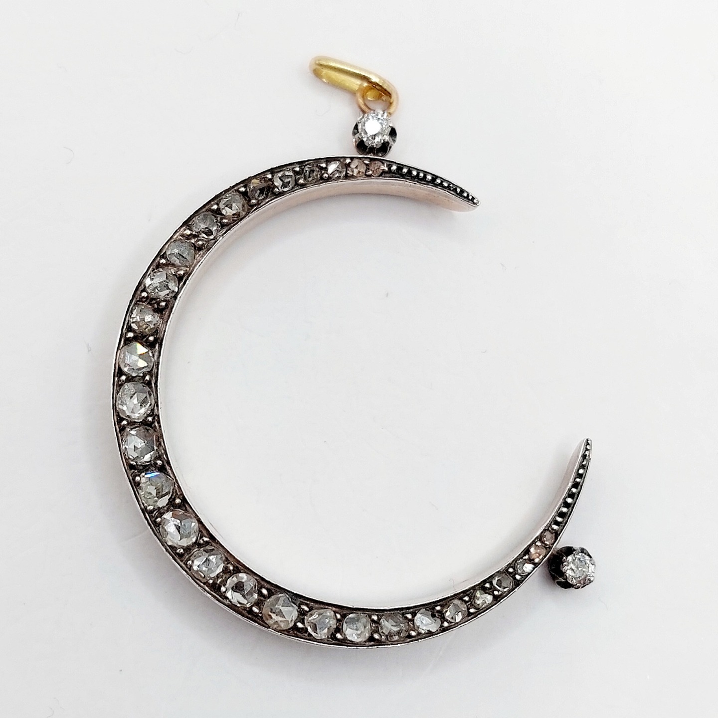 French XXL Victorian crescent moon pendant 18k rose gold and silver set with rose cut diamonds (circa 1880)
PRICE : 1400€
Magnificent and rare French work from the late 19th century (a Victorian brooch converted into a pendant)
Size: 44 x 33 mm (including bail)
Weight: 6.76 g
Main diamond size: approximately 2.5 mm
Micro scratches from use, dark antique patina
Partial French goldsmith's hallmark
#pendentifdiamant #diamondcharm #halfmooncharm #halfmoon #omcdiamond #oldminecut #oldminecutdiamond #mooncharm #victorianjewelery #pendentiflune #starburstcharm #frenchjewellery