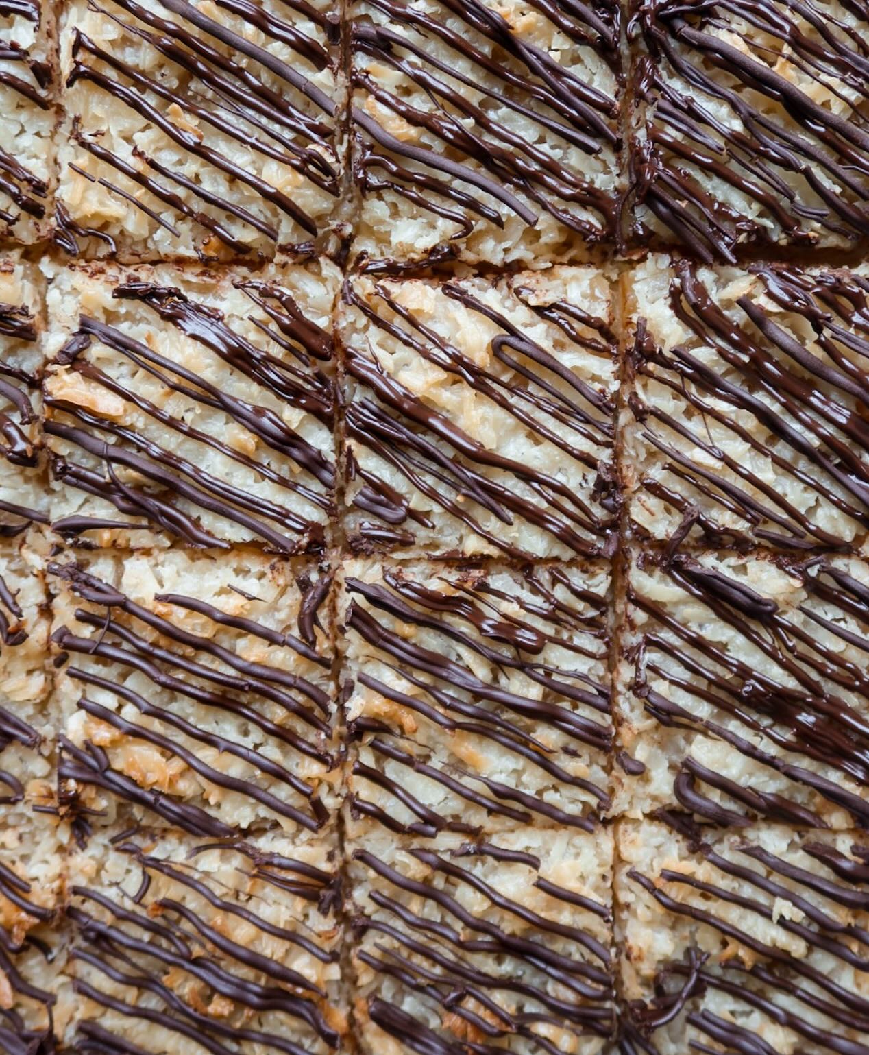 Samoa Cookie Bars
Made with a buttery sourdough shortbread crust, chewy coconut topping, and dark chocolate drizzle
#zafo0d #samoacookiebars #sourdoughdiscard #cookiebars #chocolatecoconut