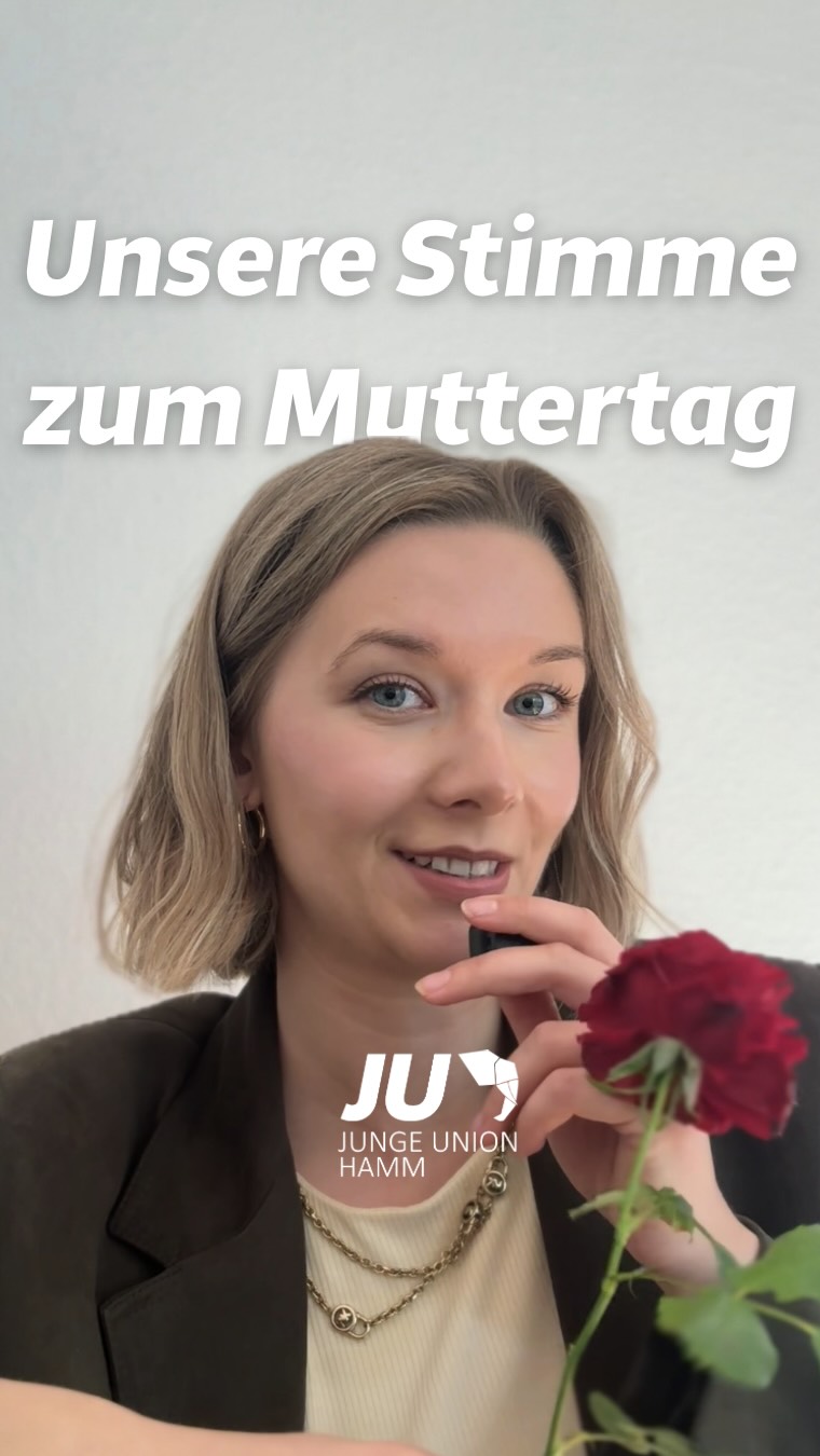 🎤Unsere Stimme zum Thema Familienpolitik am Muttertag:
Die CDU-geführte Landesregierung in NRW hat wichtige Schritte auf den Weg gebracht. Aber klar ist auch: Es bleibt viel zu tun.
Teilzeit ist für viele Familien eine bewusste Entscheidung. Problematisch wird sie dann, wenn sie aus fehlenden Strukturen entsteht.
Deshalb mal ein kurzer Faktencheck:
➡️2024 arbeiteten 74,4 % der erwerbstätigen Mütter mit Kindern unter sechs Jahren in Teilzeit, bei Vätern waren es 8,7 %.
➡️NRW finanziert ab 2025/26 mehr als 480.000 OGS-Plätze.
➡️2024 flossen über 550 Mio. Euro zusätzlich in die frühkindliche Bildung.
➡️Das Kita-Helfer-Programm wurde 2023 mit 147 Mio. Euro fortgeführt.
Familienpolitik endet nicht bei schönen Worten oder Blumen. Sie zeigt sich dort, wo Alltag funktionieren muss.
Und damit: einen wunderschönen Muttertag 💐