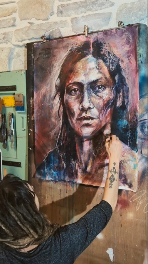 Et si l’artiste, l’atelier et l’œuvre ne faisaient qu’un ?
Dans cet espace, rien n’est séparé.
Le geste, la matière, l’intention… tout circule,
comme dans une même bulle.
Je ne suis pas seulement en train de peindre.
L’atelier agit, la matière répond, quelque chose émerge.
À un moment, il n’y a plus de frontière.
Juste un même souffle.
👉 Bienvenue dans ma bulle ☺️
@belluleart
#artisteemergent #AtelierArtiste #PeintureContemporaine #artvivant #peintureemotionnelle