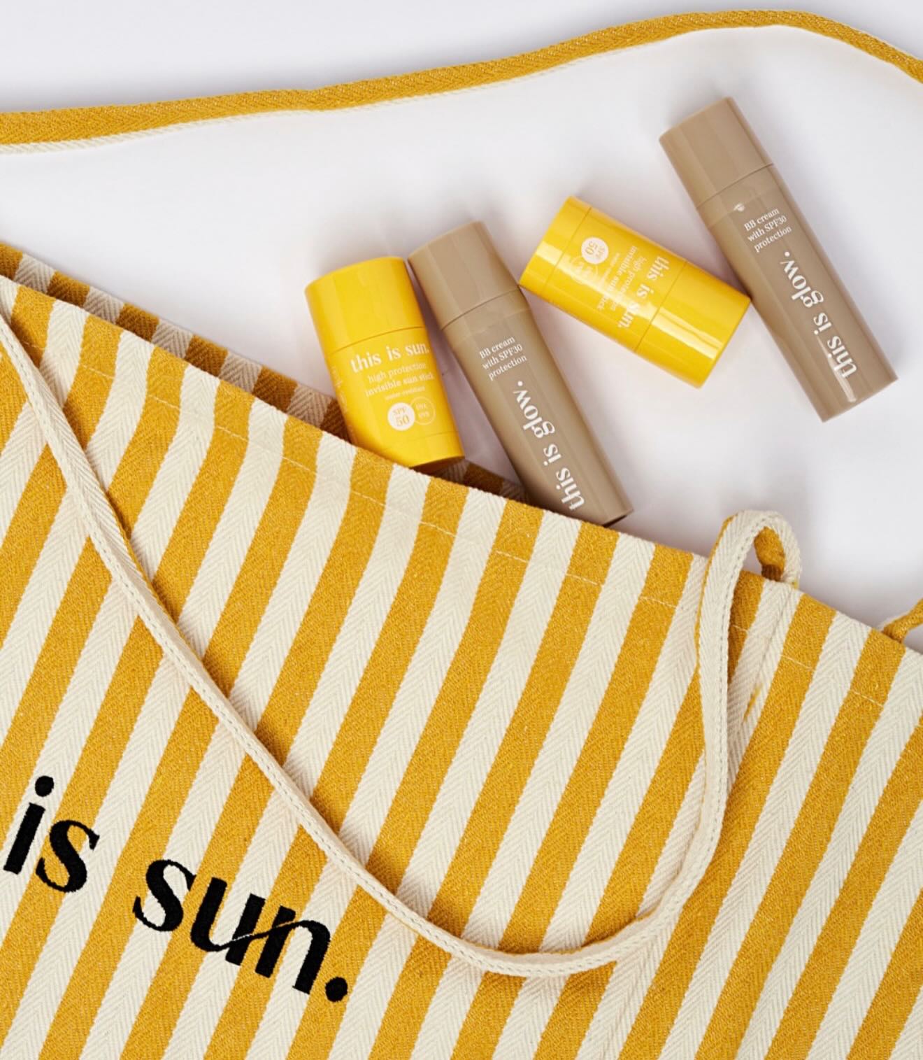✨ NIEUW ✨
This Is Glow BB Cream SPF30
&
This Is Sun Invisible Sun Stick SPF50
Met This Is Glow kies je voor een egale teint, hydratatie en SPF30 in één stap. De BB crème past zich automatisch aan aan jouw huidtint en bezorgt je een natuurlijke, gezonde glow.
De This Is Sun Invisible Sun Stick is dan weer jouw onzichtbare zonbescherming voor onderweg: licht, niet-vettig en perfect om je SPF doorheen de dag bij te werken.
Samen vormen ze een handige routine voor een stralende, beschermde huid.
Laurence - Natur’elle
📞 0472/37.36.51
💻 www.naturellebylaurence.com
#overijse #beauty #huidverbetering #zonbescherming #sunkissedglow