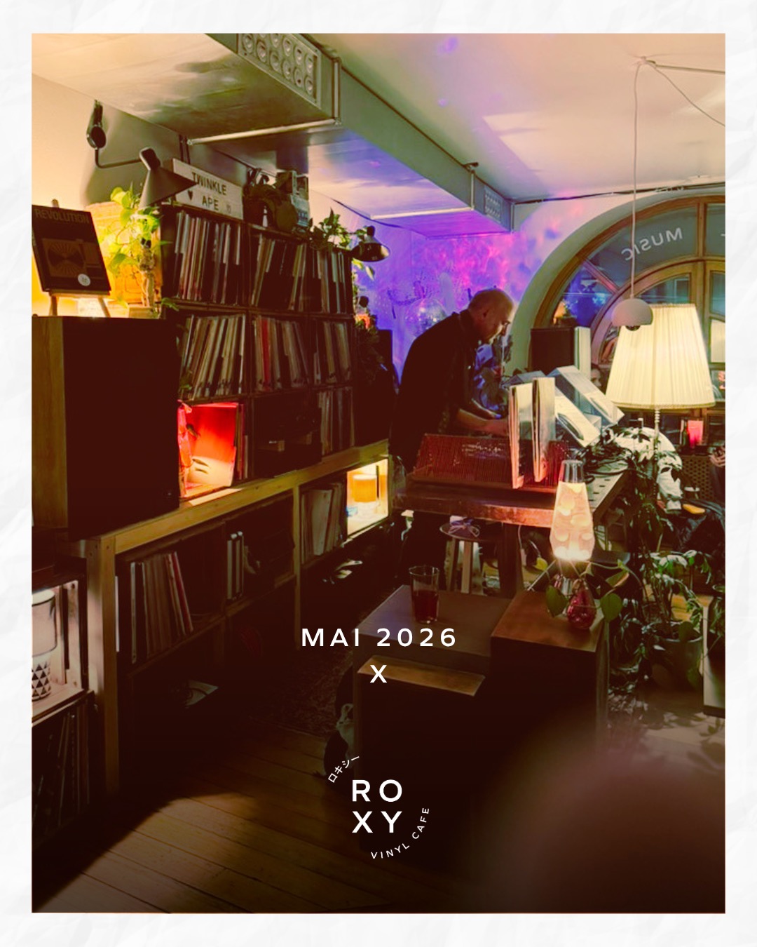 Roxy Vinyl Cafe / Mai 2026
Jeden Dienstag – Cocktails, Stricken & Wolle Tauschen
+
FR 01. Geschlossen
SA 02. Fabiba Brunchtart & Space Marinade @mummoshop @spacemarinade
+
SA 09. Gabriel Velázquez (CH) – UK Underground Sounds mit B-pushr (UK) and Temo (UK) @gabalbertmusic
+
DO 14. Monorecords Listening Session / Cavaliere Spruzzi @monorecordszh
SA 16. DJ PATTMEISTER @djpattmeister
+
MI 20. Zine Club Winti Meetup @zine_club_ch
DO 21. DJs Shoesoul + FunkFu, mit Soulfill Franklin @shoesoul_rhythmtime @basileus0815
FR 22. Cavaliere Spruzzi Special @monorecordszh
SA 23. Head Home & Who the Funk @headhomemusic @billy_valentin_music
+
SA 30. DJ Twinkle Ape @sacha_bruni
///
Watch this post for updates…
Fine coffee, nice drinks, great music, good vibes.
#roxyvinylcafe #vinylcafe #listeningbar #vinyl #winterthur