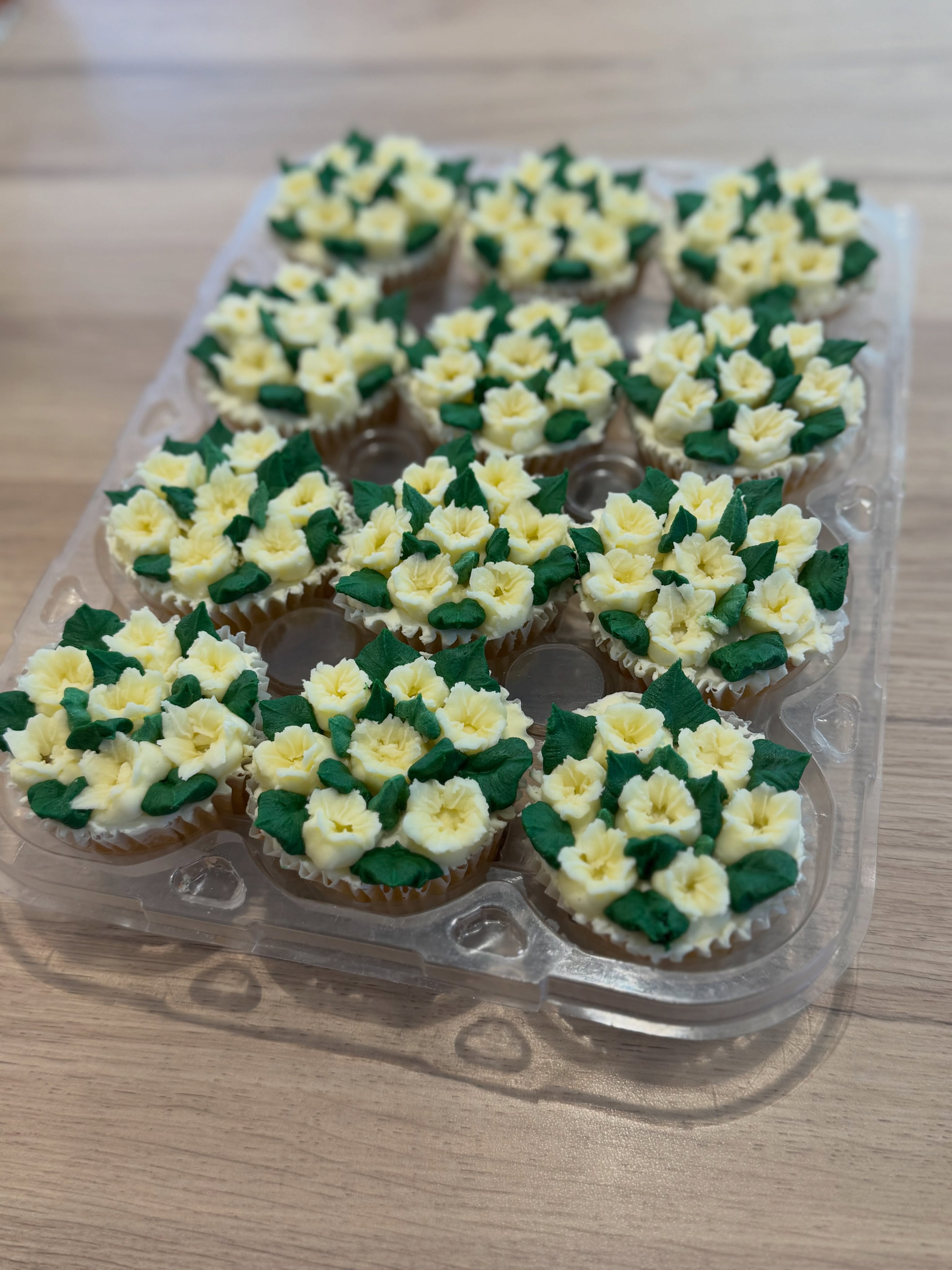 Nos cupcakes muguets pour le 1er mai sont disponibles de suite au bar de l’hôtel @dream_castle_hotel
Our Lily of the Valley cupcakes for Labour Day are available right now at Dream Castle Hotel bar !
#dreamcastlehotel #muguetflowers #lilyofthevalley #1ermai🌱 #labourday