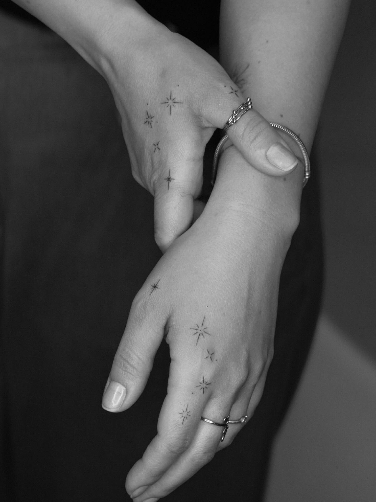 Tiny stars marking where her kids used to hold her hands ⋆⭒˚.⋆
#tattoovilnius #vilniustattoo #starstattoo