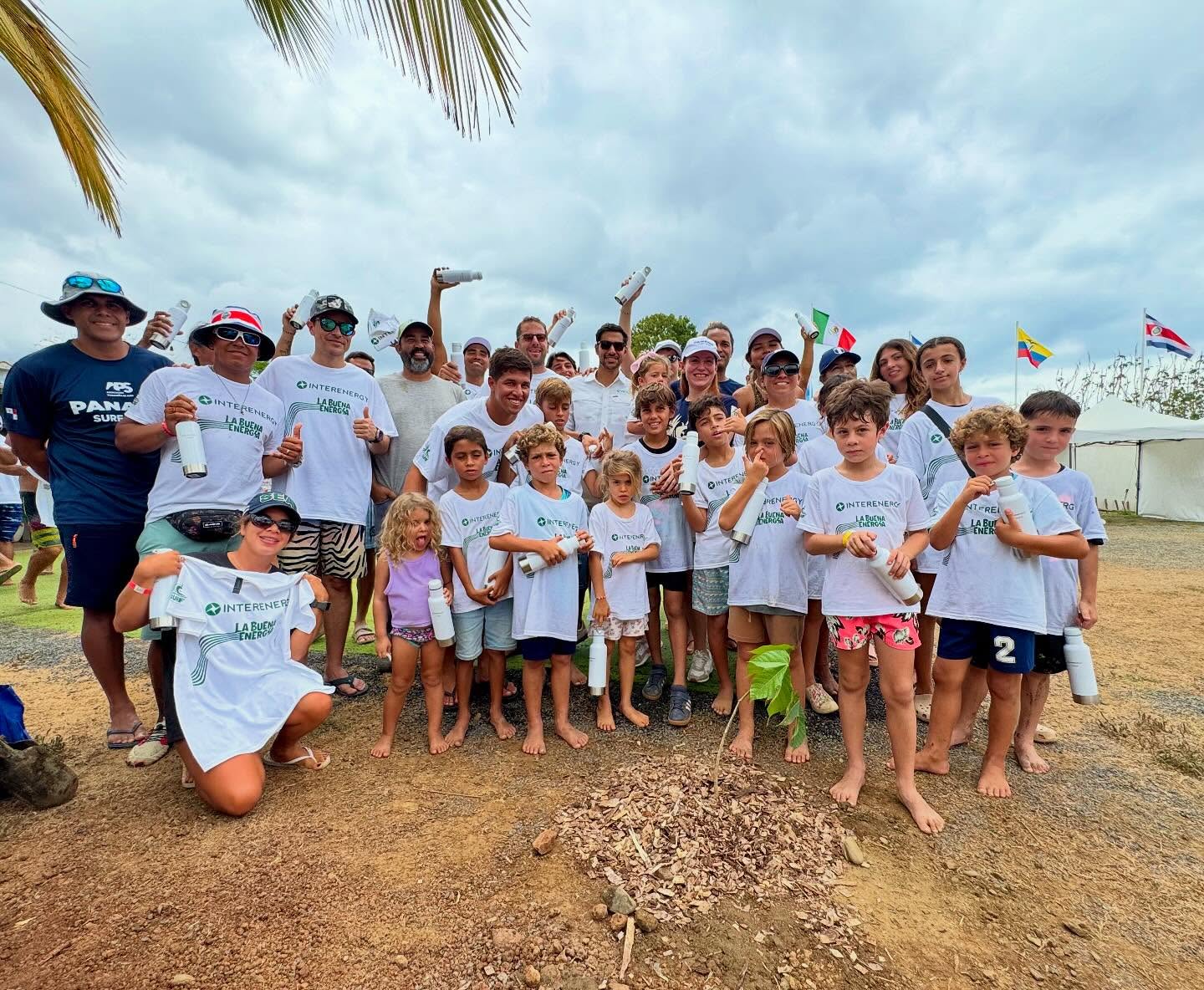 🌱🌊 En el surf, proteger el océano también significa cuidar la tierra que lo rodea.
En el marco de la actividad de sostenibilidad organizada por Interenergy durante los XIX Juegos Panamericanos de Surf PASA 2026, recibimos con enorme gratitud la donación del Árbol Panamá por parte de @canopy.venao y @proecoazuero una valiosa iniciativa local de reforestación que fortalece el compromiso entre deporte, comunidad y medio ambiente.
Este gesto cobra aún más significado al recordar que, hace poco, más de 15,000 árboles plantados por Canopy el año pasado se perdieron en un incendio. Una pérdida profunda para la naturaleza y para todas las personas que trabajan día a día por regenerarla.
Pero la verdadera sostenibilidad también se demuestra así: sembrando otra vez, incluso cuando toca empezar de nuevo. 🌿
Acciones como esta nos recuerdan que los grandes eventos deportivos pueden ser también una plataforma para generar conciencia, impulsar alianzas con patrocinadores comprometidos y dejar un legado positivo más allá de la competencia.
El surf, nuestros ecosistemas y el futuro de nuestras comunidades necesitan del esfuerzo conjunto de empresas, organizaciones y personas dispuestas a apoyar iniciativas que transformen.
Gracias a InterEnergy, Canopy Venao y Pro Eco Azuero por demostrar que apoyar el deporte también puede significar sembrar vida, esperanza y futuro. Muchas gracias @sintropiaenazuero por tu valioso tiempo y experiencia compartida🌎🤝
Cuidar nuestros ecosistemas es una responsabilidad compartida… y juntos seguimos sembrando, incluso cuando toca empezar de nuevo.
#XIXJuegosPanamericanosDeSurf #PASA2026 #InterEnergy #Sostenibilidad #SurfConPropósito #PlayaVenao #Reforestación #CanopyVenao #ProEcoAzuero #Panama #ResponsabilidadCompartida