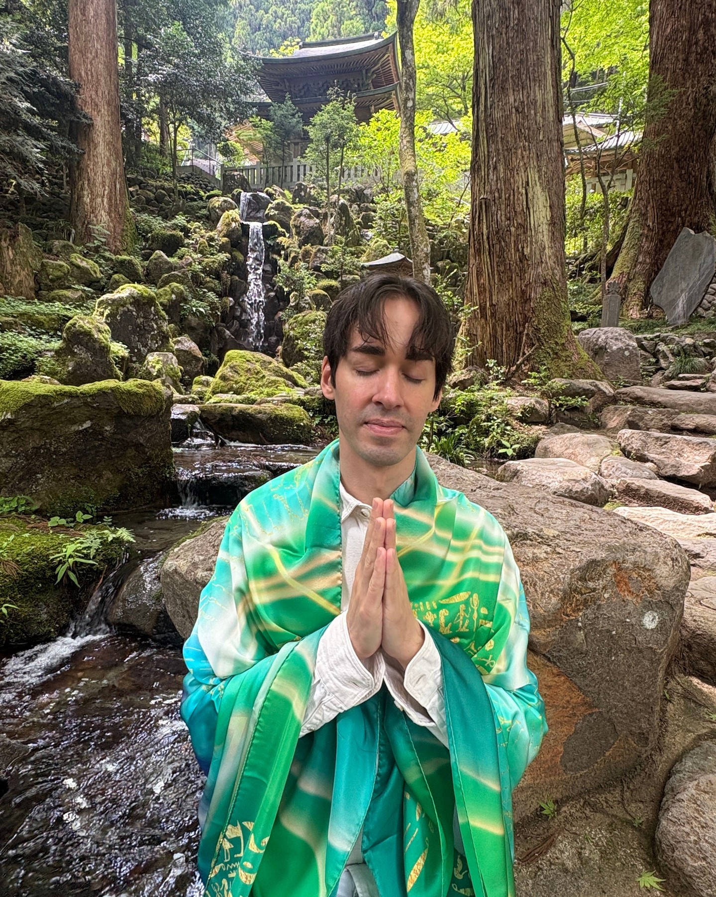 ✨⛩️ Prayers have been delivered(日本語は下にあります) ✨
The prayers have been offered at Daiyuzan Saijoji Temple, held in the stillness of this tranquil temple, deep within the ancient forest.
Wrapped in my Emerald Tablet scarf, I could feel gentle waves of peace and healing flowing… quiet, subtle, yet very present.
May all beings be happy and free.
And so it is. 🤍
There are moments that words cannot fully hold…
Walking these sacred grounds,
connecting with the ancient tree spirits,
hearing the monks sound the conch shell through the forest.
It’s something that can only be felt.
Still, I hope this post carries a small touch of that energy to you, wherever you are. 🕊️✨
With love,
Doni
✨⛩️ 祈りをお届けしました ✨
大雄山最乗寺の静けさと、古い森に包まれた神聖な空間の中で、
皆さまの祈りを無事にお届けしました。
エメラルドタブレットのスカーフに包まれながら、
穏やかでやさしい癒しと平和のエネルギーが流れているのを感じました。
すべての存在が幸せで自由でありますように。
そうなりますように。🤍
この場所を歩き、
古代の木々の精霊とつながり、
僧侶の法螺貝の音が森に響くのを感じる…
それは言葉では表せない体験です。
それでも、この投稿を通して
少しでもそのエネルギーがあなたに届きますように。🕊️✨
愛を込めて
ドニ
#SacredTemple #DaiyuzanSaijoji #最乗寺 #Hakone #箱根
#PrayerDelivered #祈り #CollectiveHealing #EnergyHealing
#SacredForest #AncientTrees #スピリチュアル #ヒーリング
#PeaceAndHealing #LightTransmission #TempleEnergy
#心の平和 #SpiritualJapan #DoniAmoris