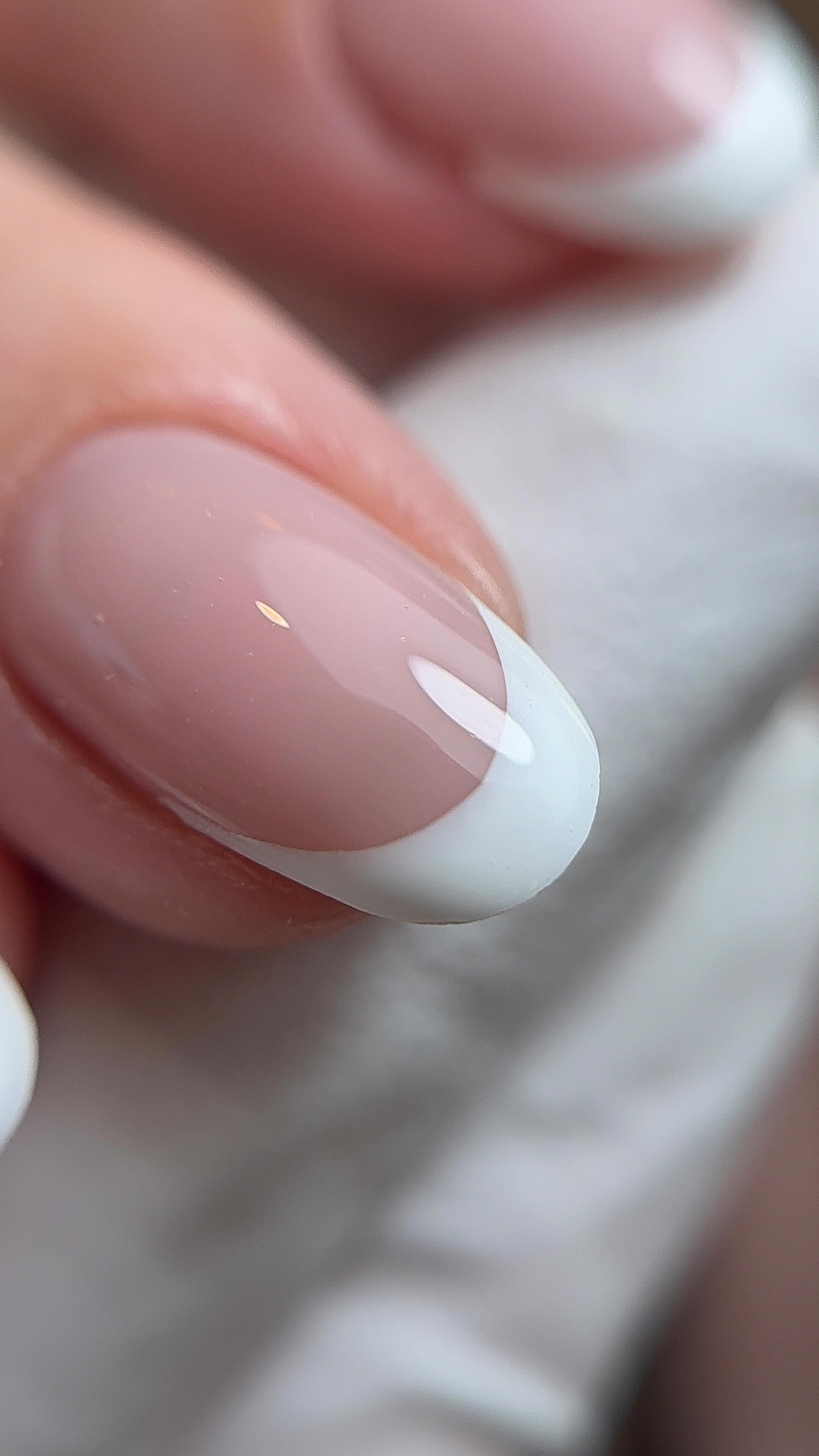 Can we stop normalising heating your gel? 🔥
And just to be clear, I’m not talking about popping your gel in your pocket for a few minutes. I’m talking about actively heating it on plates or direct heat sources.
Warming your builder gel like this might seem harmless, but it can actually affect the product’s stability, performance, and safety. Changes in temperature can alter the formulation, leading to issues with curing, retention, and even increasing the risk of lifting or skin reactions.
Your products are designed to work at room temperature, when we interfere with that, we’re no longer using them as intended.
There are so many builder gels on the market with different consistencies, from thick to self-levelling. If you find yourself struggling with a thicker viscosity, that’s a sign to explore brands that suit your working style, not to modify the product itself.
Work smarter, not riskier. 💅✨