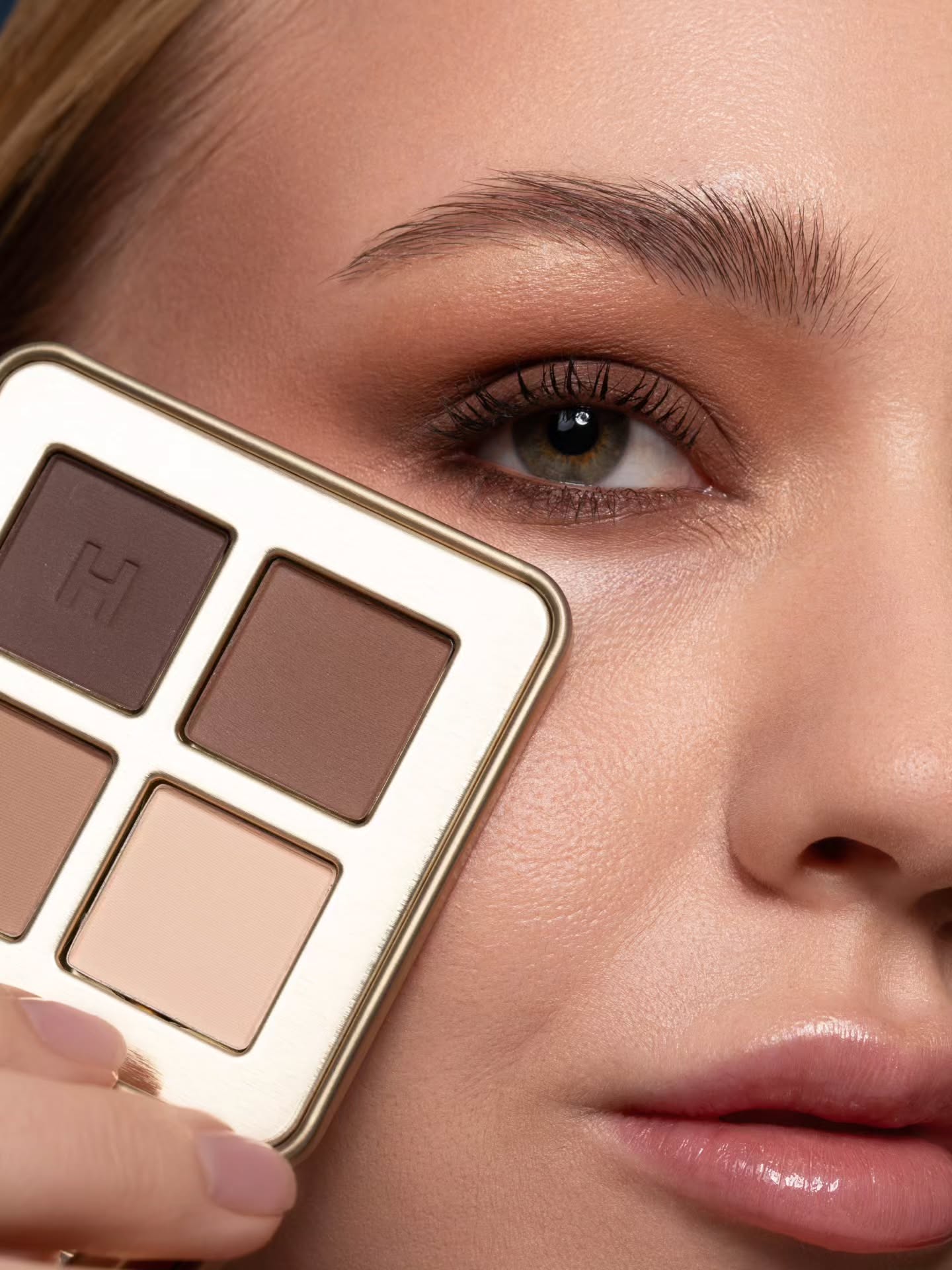 Dieses Jahr war @sophie.nina ein zweites Mal bei unserem Portfolio Tag dabei & wir haben 3 tolle Lools geshootet 📸😍
Hier könnt ihr den ersten Look sehen: einen Beauty / Make Up Look. Wie findet ihr die Bilder von Nina?
👉Du brauchst auch neue Bilder für dein Modelbook? Dann sei dabei bei unseren nächsten Portfolio-Shooting-Tagen am 17. Mai und 14. Juni 2026! Sende uns eine DM für mehr Infos 💌
#beautyphotography #modelfotografie #modelcoaching #Modelportfolio