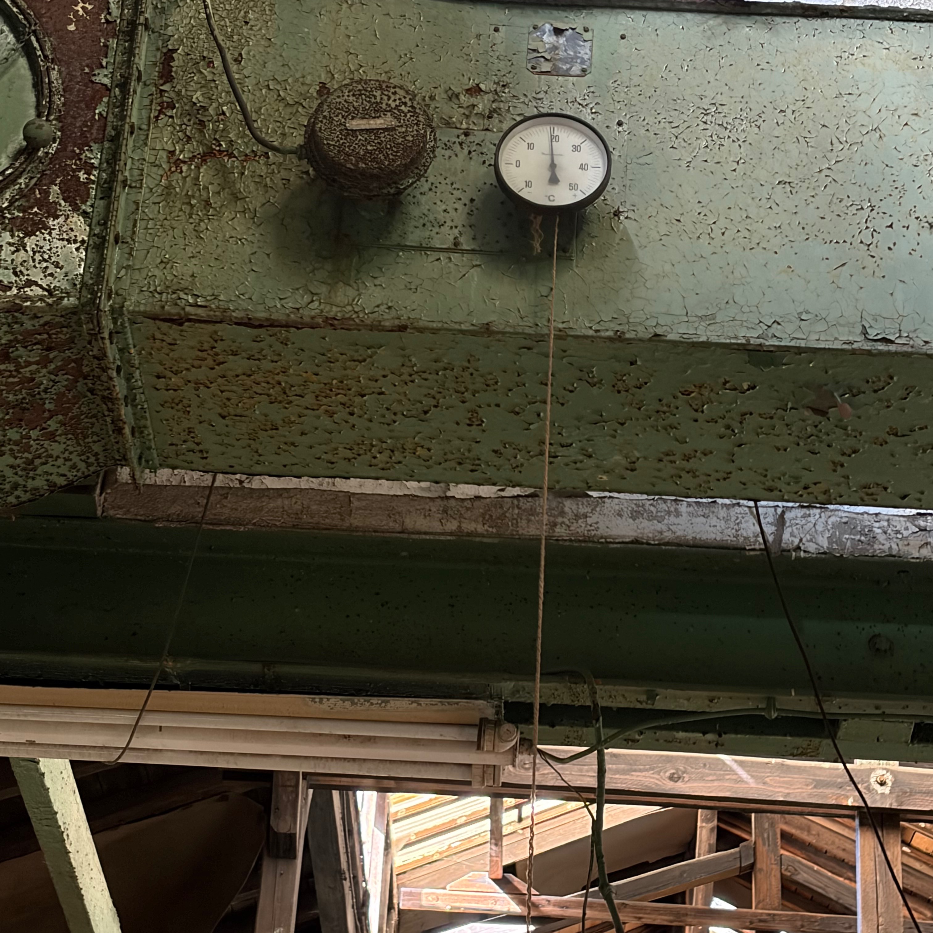 19 Grad in der alten Werkshalle. 🌞
Das Thermometer hat heute endlich mal wieder gute Laune gehabt – und wir auch.
Heute waren wir mit einem super sympathischen Ehepaar aus Frankfurt in unserer Denkmalfabrik von 1868 unterwegs. Früher wurde hier tatsächlich Sportgarn für Textilien gefertigt – zwischen den alten Stahlträgern, den riesigen Hallen und diesem ganz besonderen Industriecharme.
Und ehrlich: Diese Atmosphäre kann man kaum beschreiben. Man muss einmal durch die Halle laufen, nach oben schauen und sich vorstellen, wie hier vor über 150 Jahren gearbeitet wurde.
Genau daraus entsteht jetzt Schritt für Schritt ein ganz besonderes Quartier mitten im Grünen – ein kleines Dorf im Naturschutzgebiet, mit viel Geschichte, Charakter und unglaublich schönen denkmalgeschützten Wohnungen.
Ein paar Wohnungen sind tatsächlich noch frei. Wer Lust auf echtes Altbau-Industrieflair mit Geschichte hat, darf sich gerne melden. 🏭✨
#denkmal-nach.com
#denkmalimmobilien
#industrialstyle
#lofts
#fabrikliebe