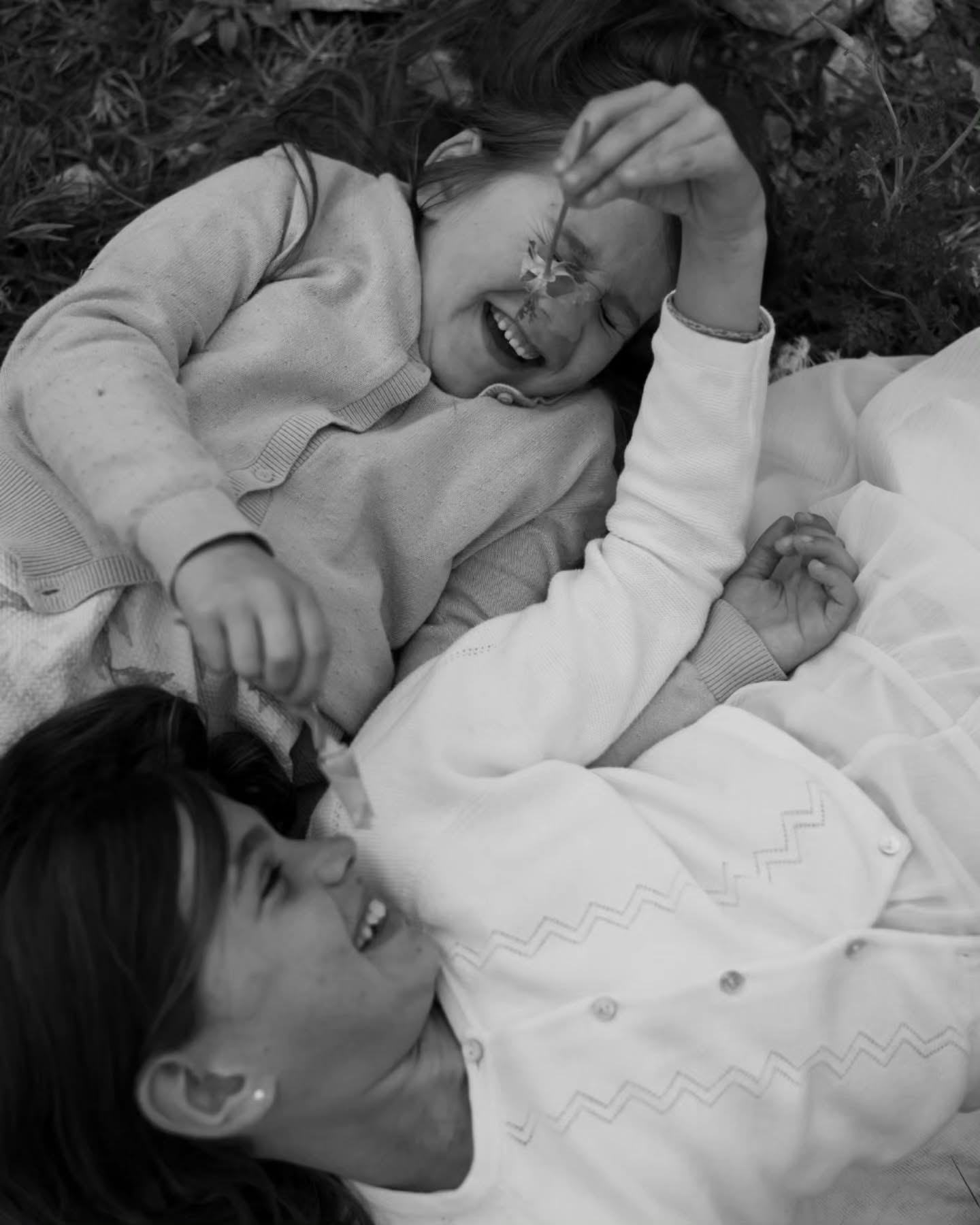 Ils viennent de loin. Une famille aux racines mêlées, entre la Lettonie, la langue russe et une vie en Suisse.
Et ce printemps, ils étaient là en Camargue. À courir dans les herbes, cueillir des fleurs sauvages, rire de tout et de rien malgré le Soleil absent.
Il y avait quelque chose de profondément candide dans ces moments. Simple, vrai, sans filtre.
C’est exactement ce que j’aime photographier, des instants qui ressemblent à la vie.
Comme un souvenir de film qu’on n’a pas envie d’oublier 🥹