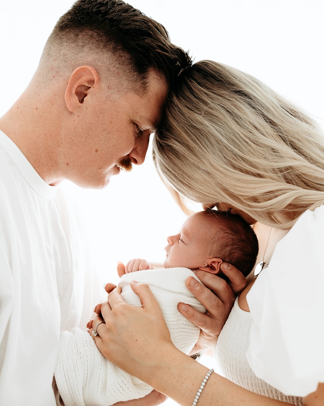 Frankie 😍 Their third delicious love. 3 weeks new and barely slept a wink 😝 Cutie though, my goodness 🤍 Adored capturing these guys
-
#brisbanefamilyphotographer
#brisbanenewbornphotographer
#brisbanematernityphotographer
#newbornphotography
#newbornphotographerbrisbane