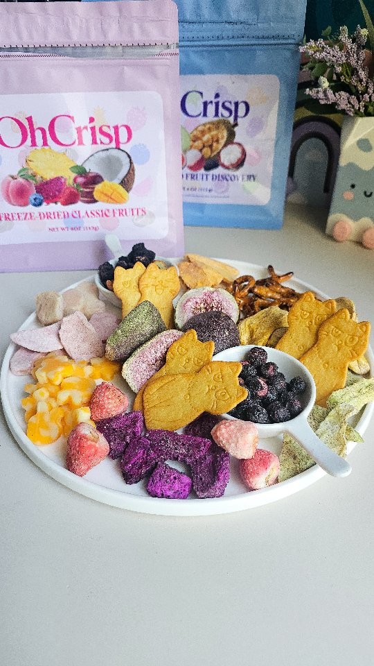 Crunchy meets classy. 🍓✨
@ohcrisp.co is not your average freeze dried fruit snack. It's exotic, all natural, crispy and delicious and many of the fruits are whole. There's two mixes available Classic and Exotic. Honestly, you can't go wrong with either. With 16 different fruits, the fun is unstoppable.
I setup a fun snacking charcuterie with some cheese, crackers and pretzels. The vibrant, crispy fruit like dragonfruit, mamgo, coconut, figs, strawberries, lychees and more were a colorful showstopper that little hands couldn't keep away.
Which crisp are you reaching for first?
.
.
.
#OhCrisp #FreezeDriedFruit #charcuterie #fruitplatter #crazychewygood