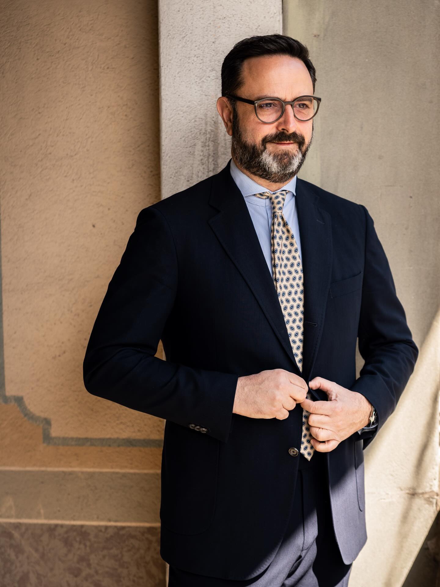 Klassischer blauer Anzug aus reiner Wolle, gefertigt mit einem edlen Drago Lanificio.
Ein Look, der immer geht – zeitlos, souverän, absolut verlässlich.
#massanzug #masshemd #fashion #herrmasskleidung #mode