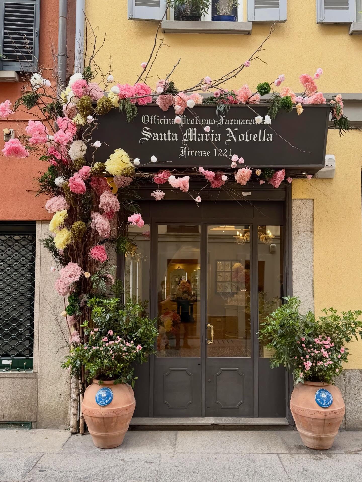 A soft interpretation of spring, where floral design becomes light, movement, and quiet elegance
@santamarianovella1221
#floraldesigner
#luxuryflorals
#behindthescenes
#floralstyling
#designerlife
