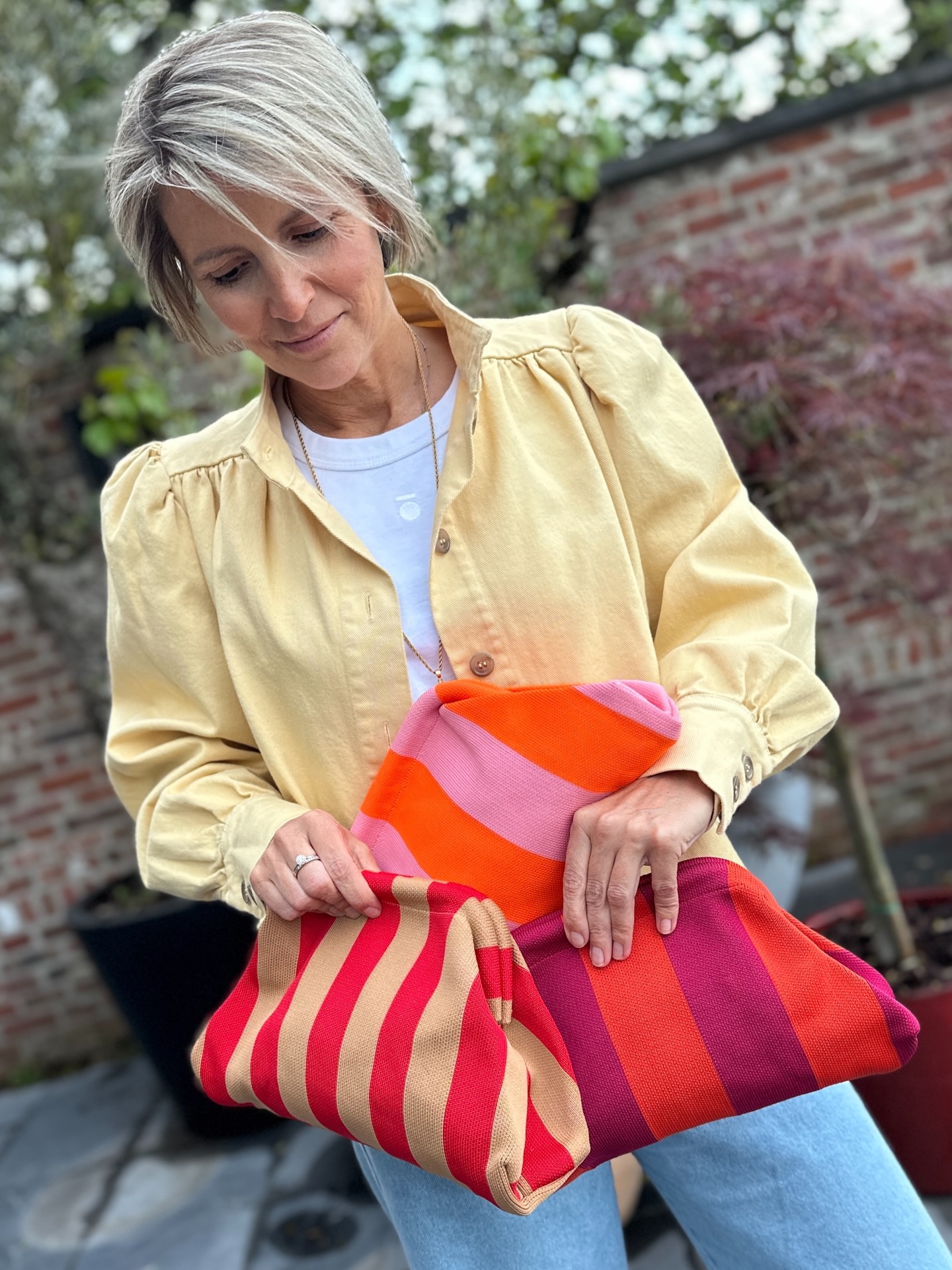 🌸💐MOTHER’S DAY GIVEAWAY💐🌸 Wij verloten deze 3 leuke tasjes!
2 worden er verloot in de winkel, eentje online.
Bij iedere aankoop maak je kans. De winnaars worden getrokken op zondag 10 mei🥰. Hoe kan je winnen?
- Tag 3 vrienden onder deze post
- Deel deze post op je verhaal en tag @lilolabrugge
- Volg @lilolabrugge & @dit_en_dat_
- Reageer welk tasje je graag wil winnen: ❤️🤍/🧡🩷/❤️🩷
