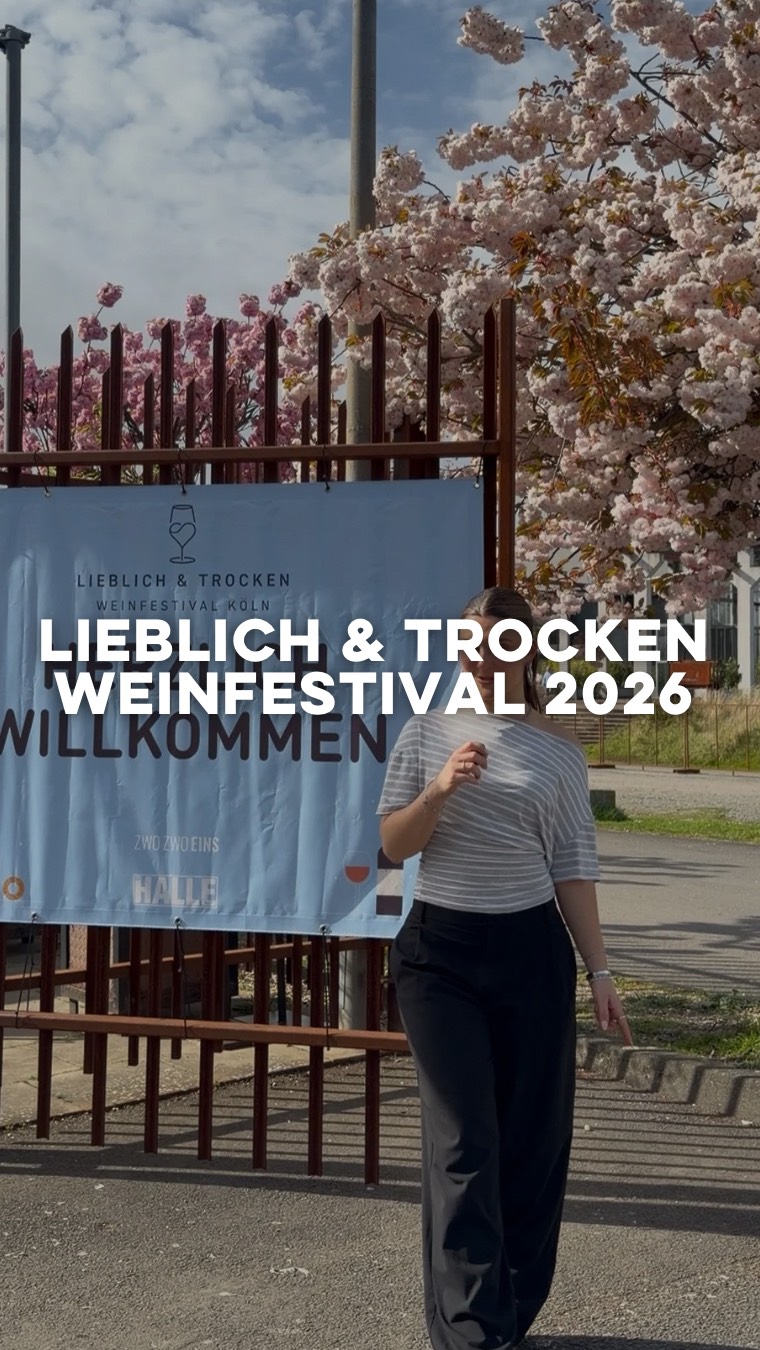 eine kleine Tour durch unsere Räumlichkeiten für das @lieblichundtrockenfestival, welches heute und morgen jeweils ab 18:00 Uhr statt finden wird 🍷🍇
Rahmenprogramm für Freitag:
🎨 @hej.leni.koeln | DIY-Workshop | im Biergarten | 18:00-23:00 Uhr
💃🏼 @horacio_mendoza_munoz | Salsa Schnupperkurs | in der HALLE | 20:00-22:00 Uhr
🎷 @benfloramusic | Live-Act | im Cafe | ab 20:00 Uhr
🎤 @benranderath | @_jamin_music | Mitsingkonzert | im Bistro | ab 20:00 Uhr
🎶 @soundshine | Live-Künstler*innen | Dj‘s | ab 18:00 Uhr
Rahmenprogramm für Samstag:
🎨 @hej.leni.koeln | DIY-Workshop | im Biergarten | 18:00-23:00 Uhr
💃🏼 @horacio_mendoza_munoz | Salsa Schnupperkurs | in der HALLE | 20:00-22:00 Uhr
🎤@klangsalon | Live-Act | im Cafe | ab 20:00 Uhr
🎧 @mambo.schinki | @_jamin_music | Live-Act | im Bistro | ab 20:00 Uhr
🎶 @soundshine | Live-Künstler*innen | Dj‘s | ab 18:00 Uhr
FACTS:
🗓️ 10.04./11.04.2026
🕕 Start 18:00 Uhr
💸 Wir sind cashless (keine Bargeldzahlung vor Ort)
🎟️ Abendkasse geöffnet!
Wir freuen uns auf das Wochenende mit Euch!🪩🍷🍇🕺🎷