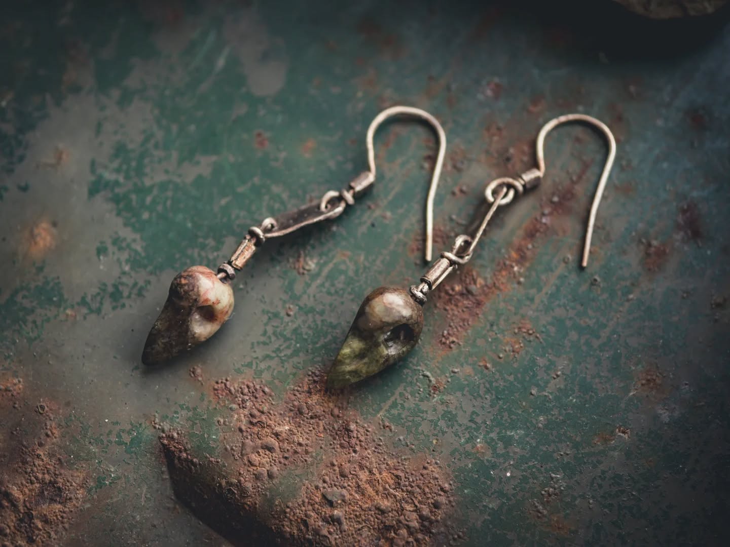 A second pair of earrings I made, these are with me at @local_femmes_market today! At Väven in Umeå, between 11-16. Hope to see you there!
.
#wabisabi #wabisabimaker #rockcarving #birdskull #stonecarving